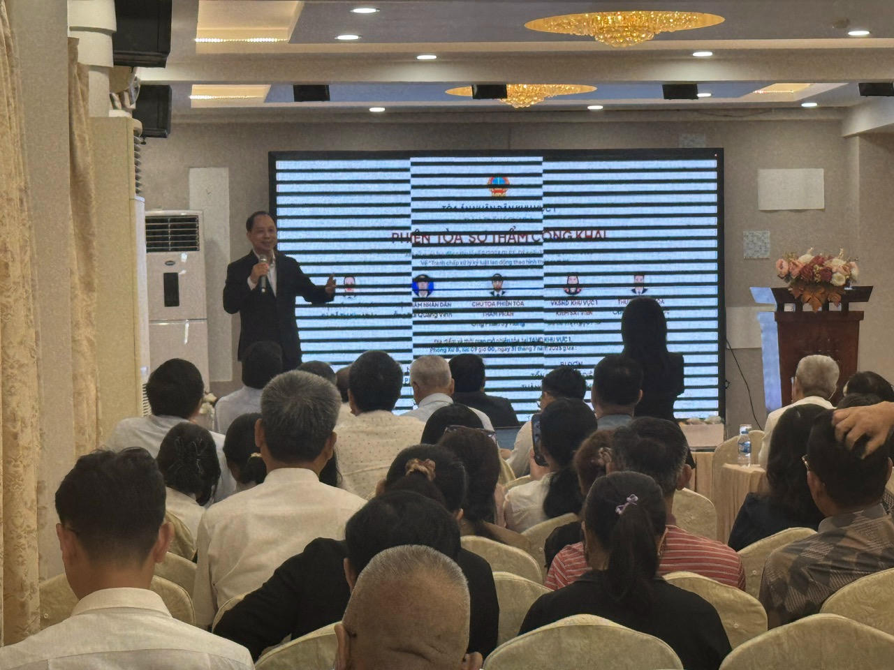 Thẩm phán Phan Sỹ Hùng chia sẻ kinh nghiệm triển khai chuyển đổi số trong hoạt động xét xử tại Hội nghị.