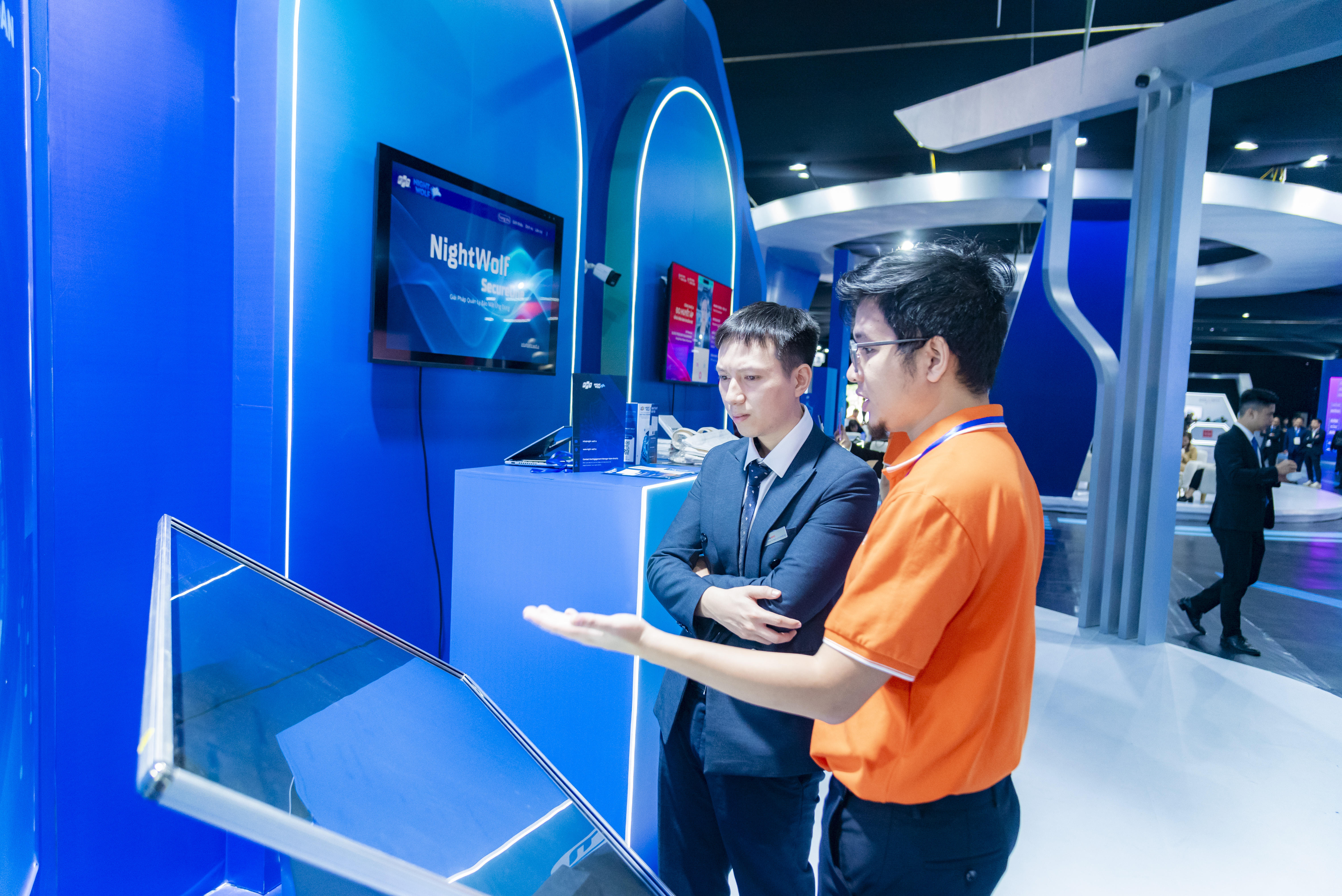 Khách trải nghiệm công nghệ của FPT tại Triển lãm trong khuôn khổ Lễ mở ký Công ước Hà Nội