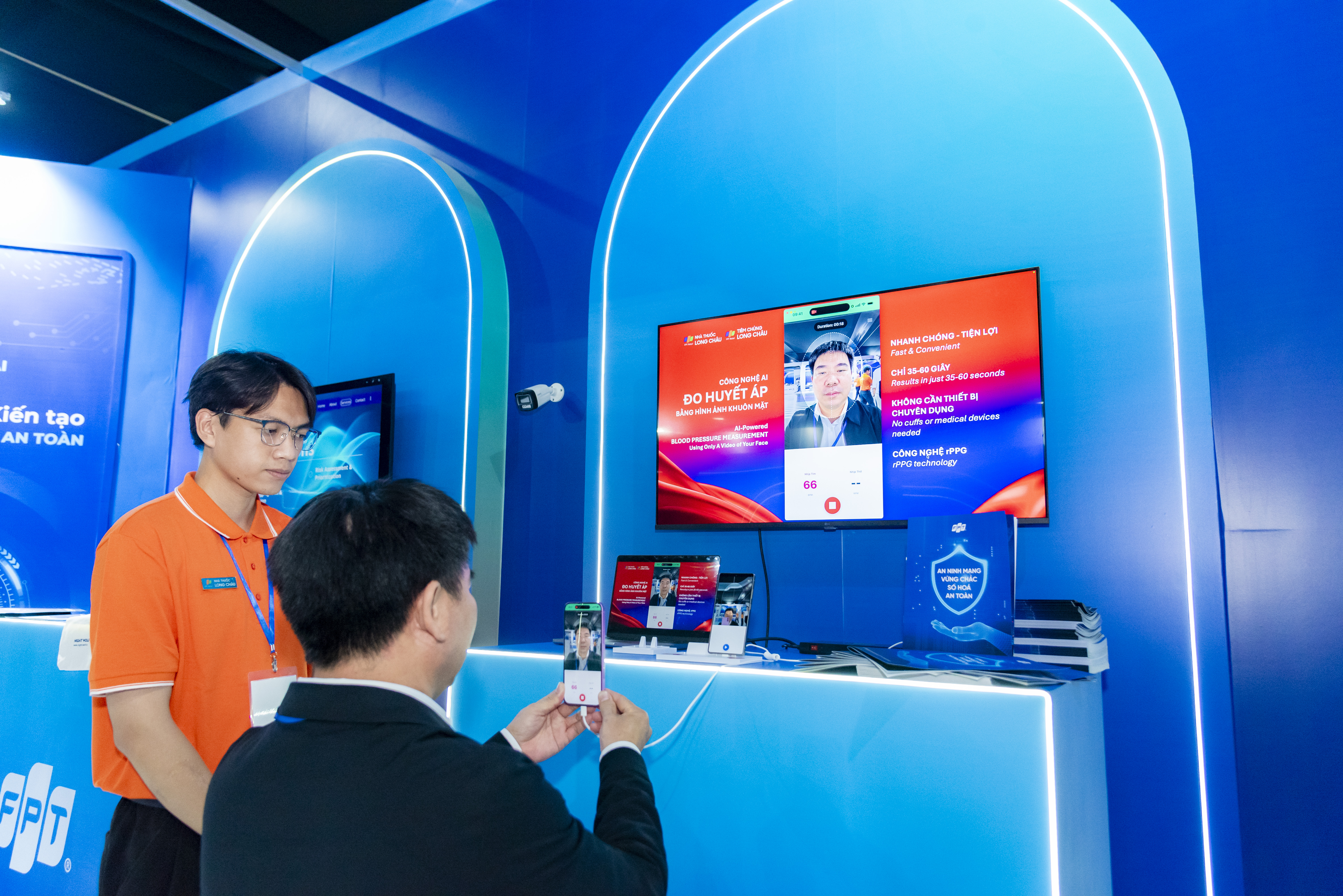 Khách tham quan trải nghiệm kiểm tra tình trạng huyết áp của bản thân thông qua giải pháp tư vấn sức khỏe từ xa bằng công nghệ AI.