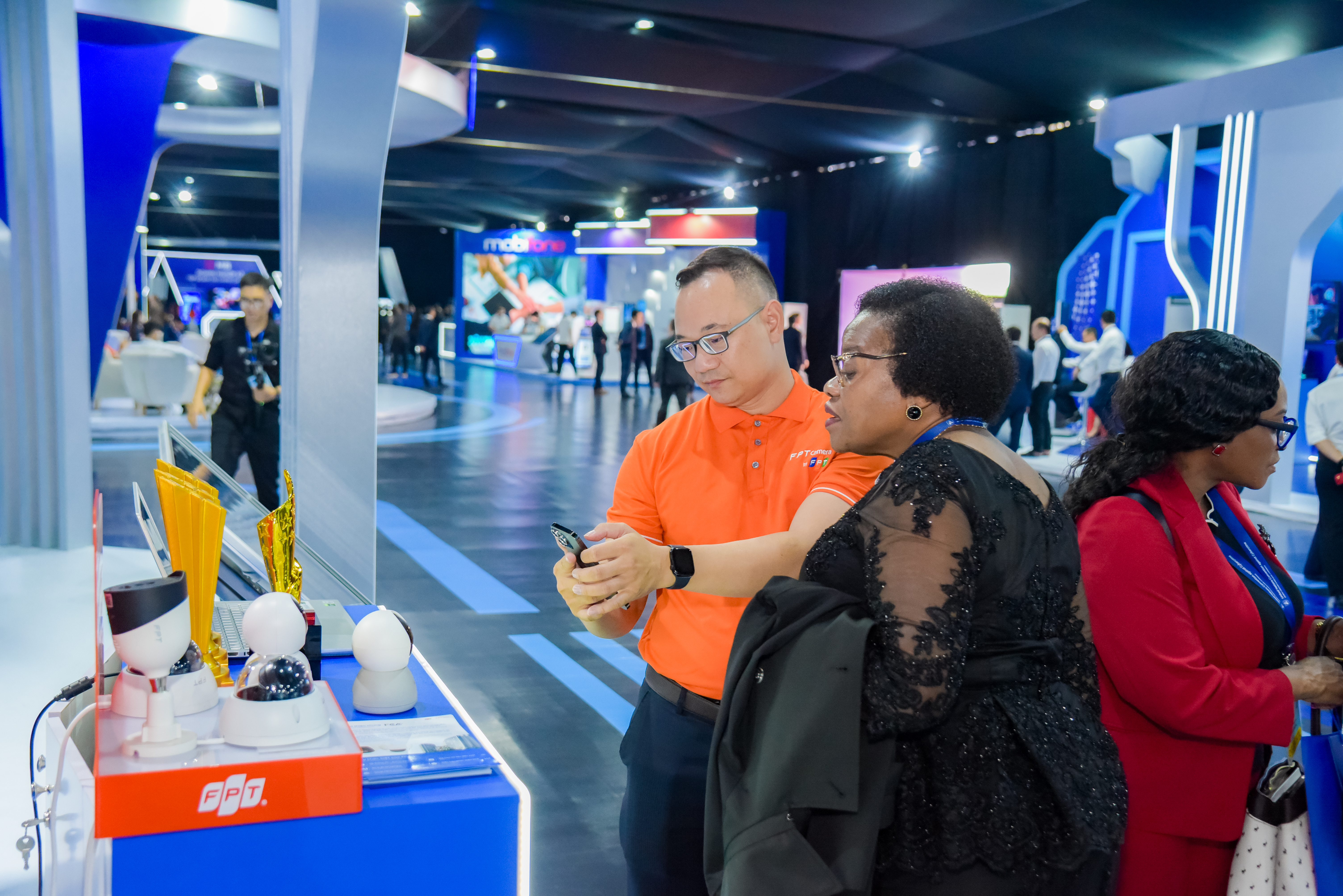 Khách quốc tế trải nghiệm giải pháp công nghệ của FPT tại triển lãm trong khuôn khổ Lễ mở ký Công ước Hà Nội.