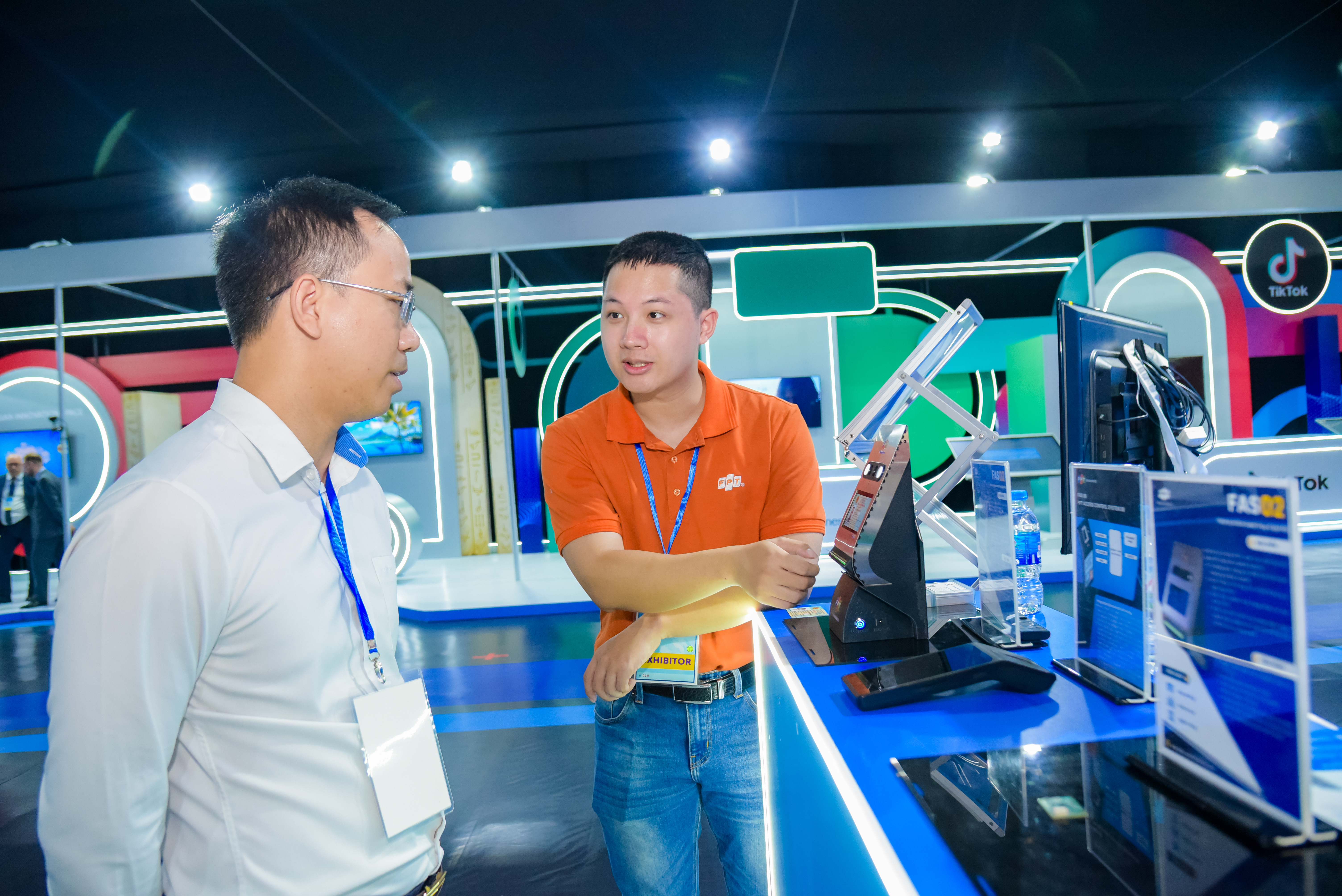 Khách tham quan nghe giới thiệu về dòng chip quản lý nguồn (FPT Access Control System) sử dụng trong các máy xác thực Căn cước công dân