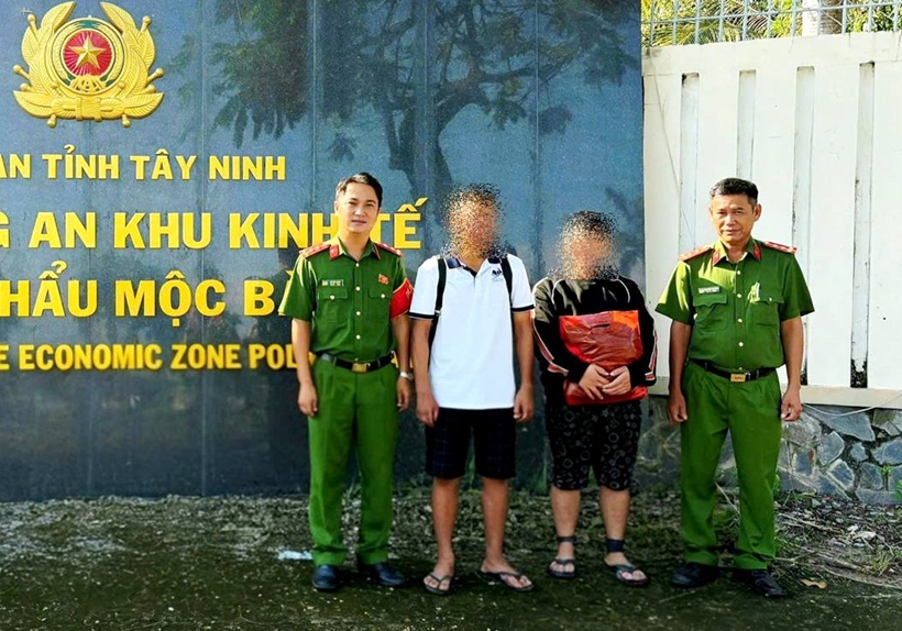  Người thân tiếp nhận em L. tại Đồn Công an Khu kinh tế cửa khẩu Mộc Bài.