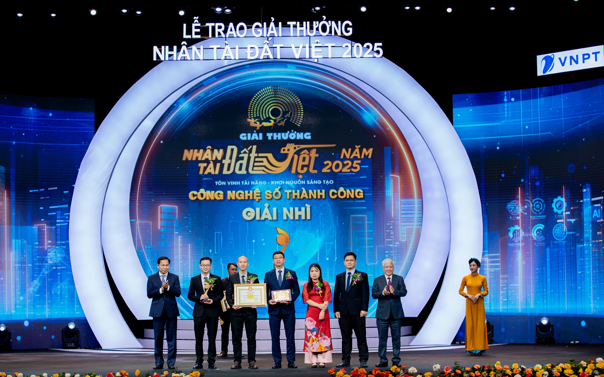 Hoàng Quốc Huy cùng nhóm tác giả nhận giải Nhì Nhân tài Đất Việt lĩnh vực công nghệ số Thành công tại đêm trao giải 27/10 vừa qua