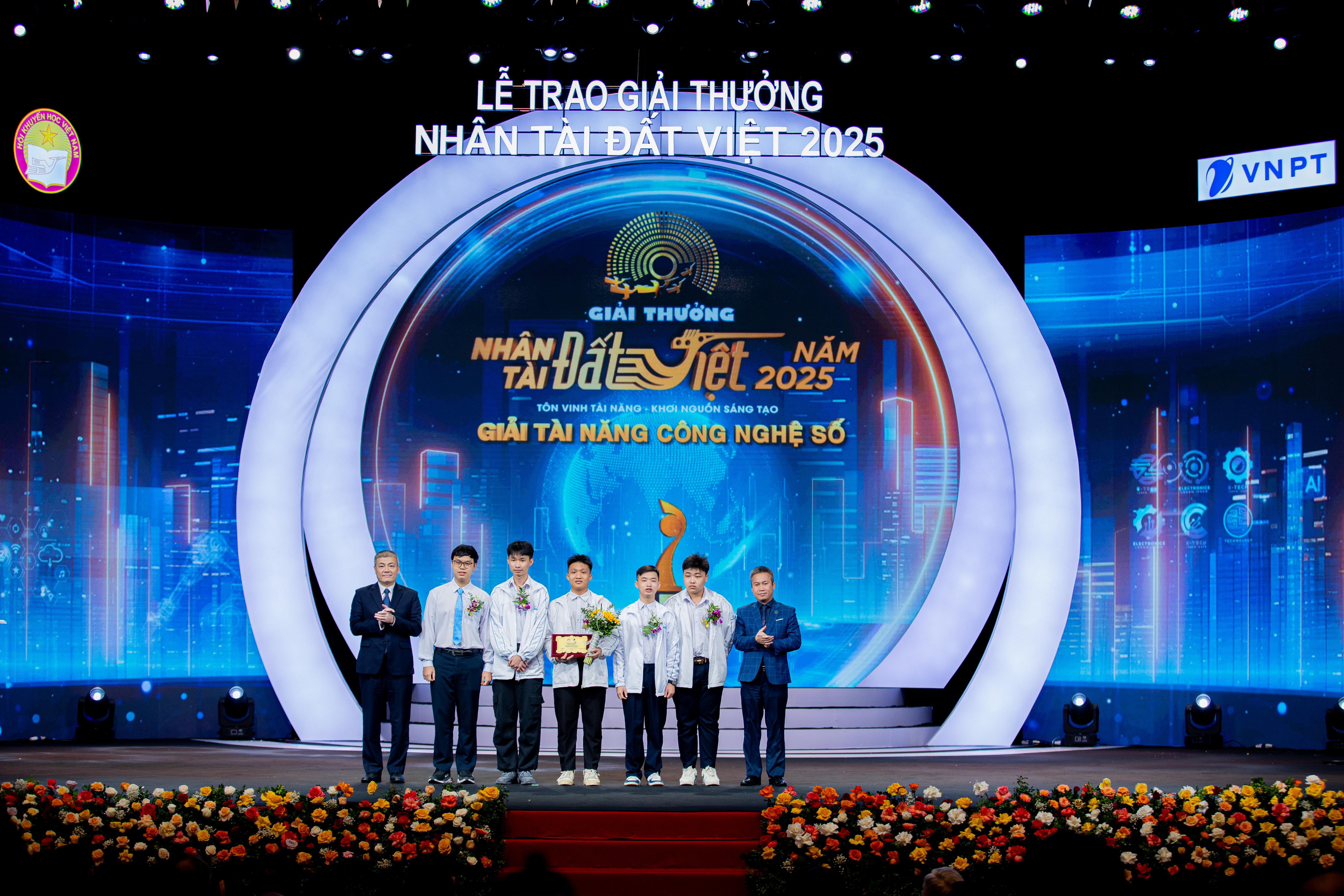 Nhóm tác giả đến từ trường THPT Chuyên Khoa học tự nhiên giành giải Tài năng Công nghệ số