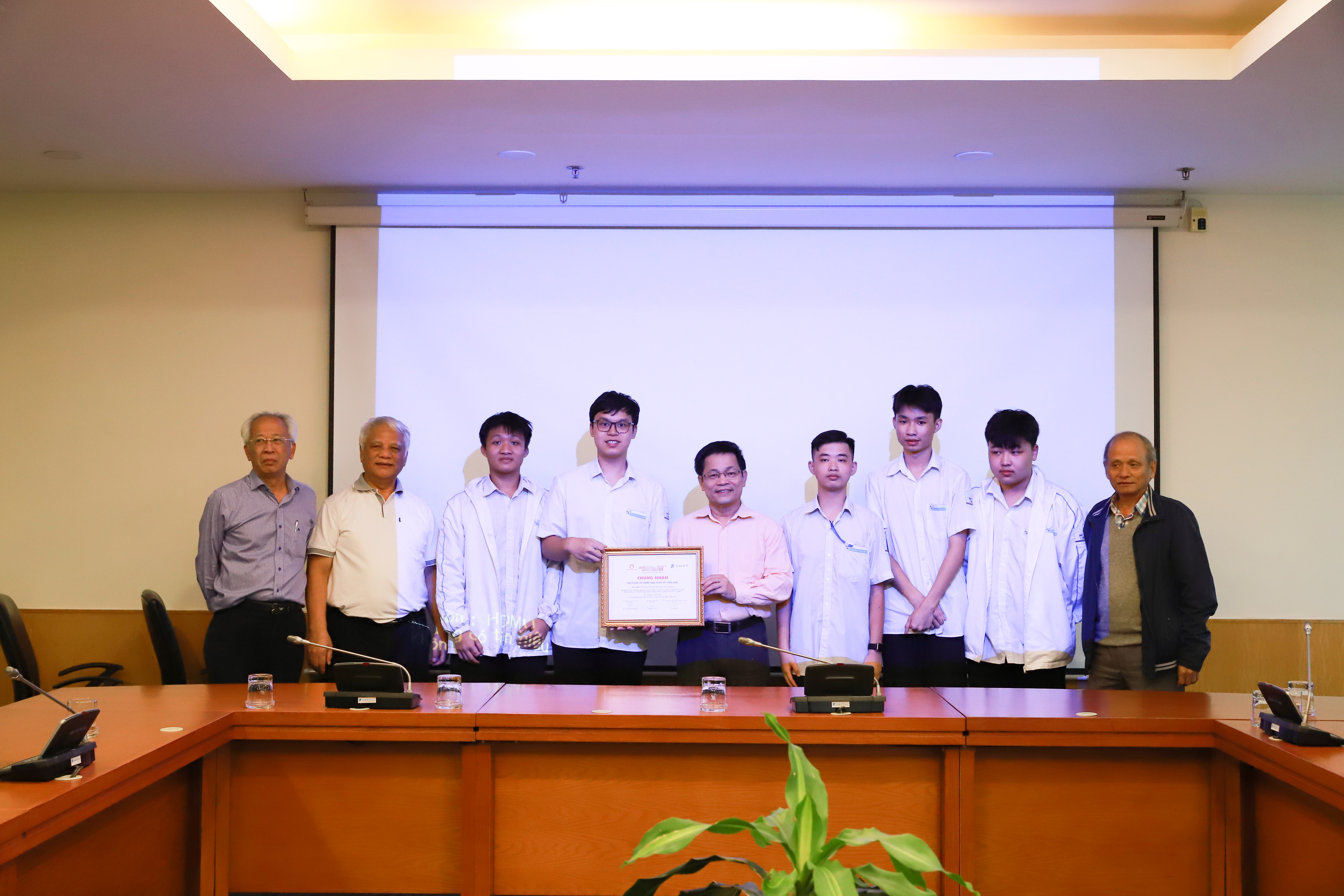 Giám khảo chụp ảnh cùng nhóm tác giả sản phẩm Hệ thống hỗ trợ học tập thông minh Clauto