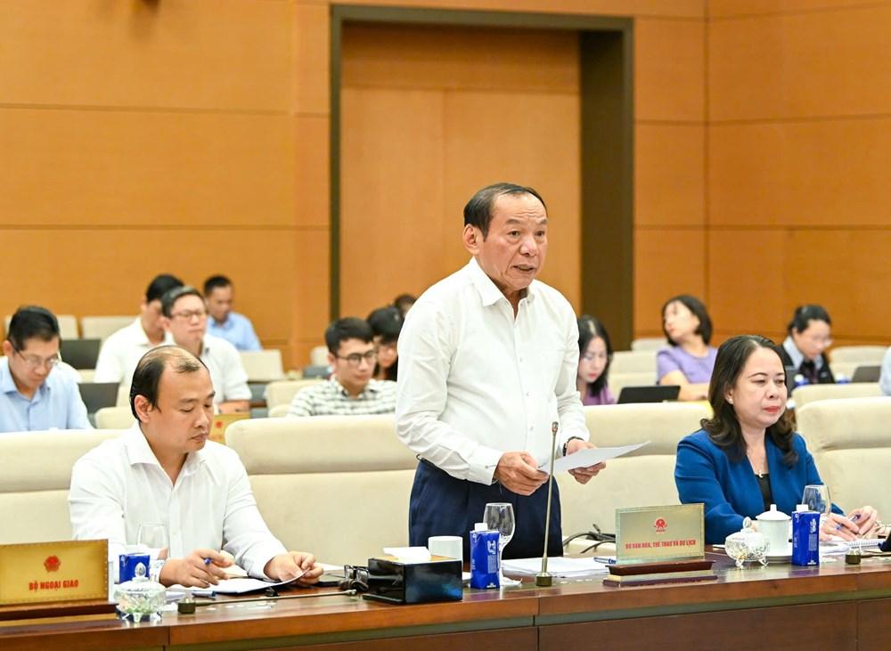 Bộ trưởng Nguyễn Văn Hùng trình bày tờ trình dự án Luật Báo chí (sửa đổi).