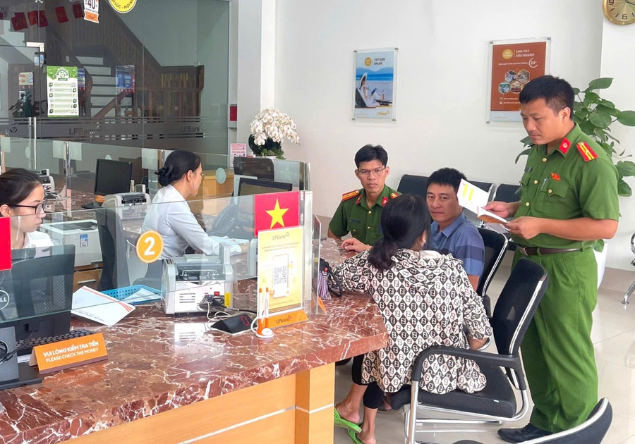 Công an xã Lục Nam tuyên truyền cho người dân về thủ đoạn của đối tượng lừa đảo trên không gian mạng