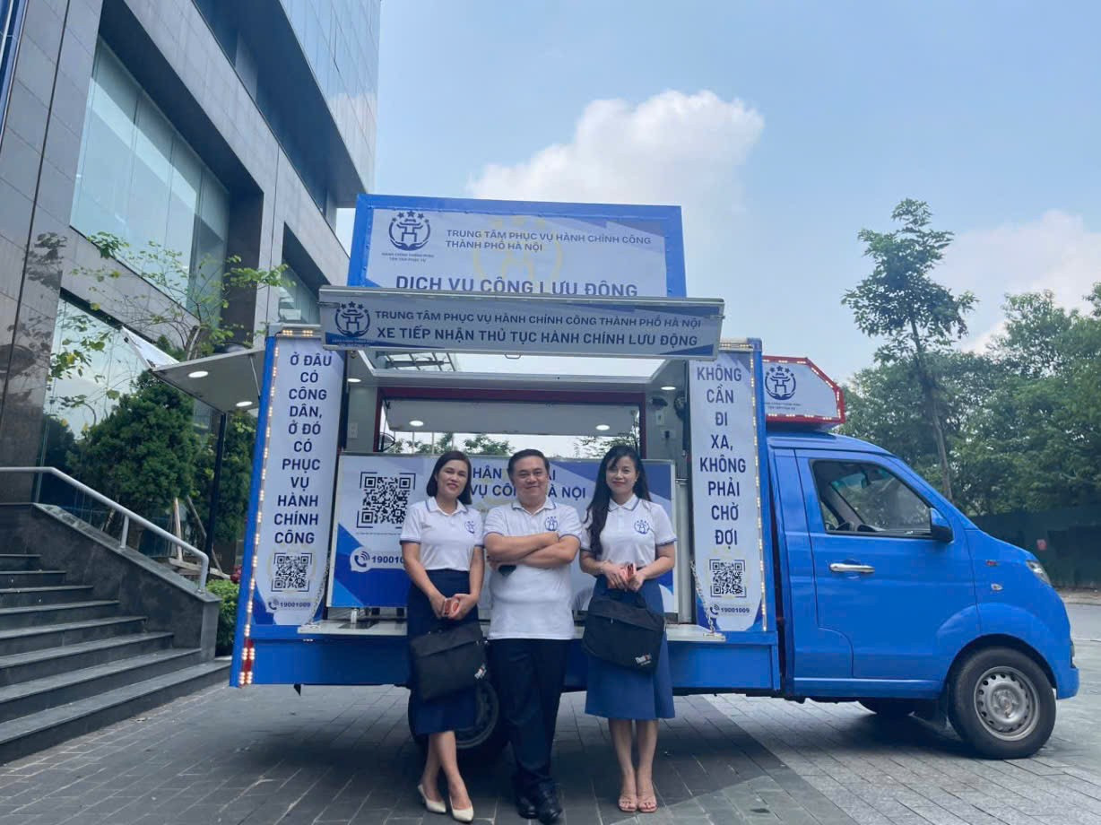 Chiếc xe “Dịch vụ công lưu động” được trang bị đầy đủ thiết bị công nghệ, mang dịch vụ hành chính đến tận khu dân cư xa trung tâm.