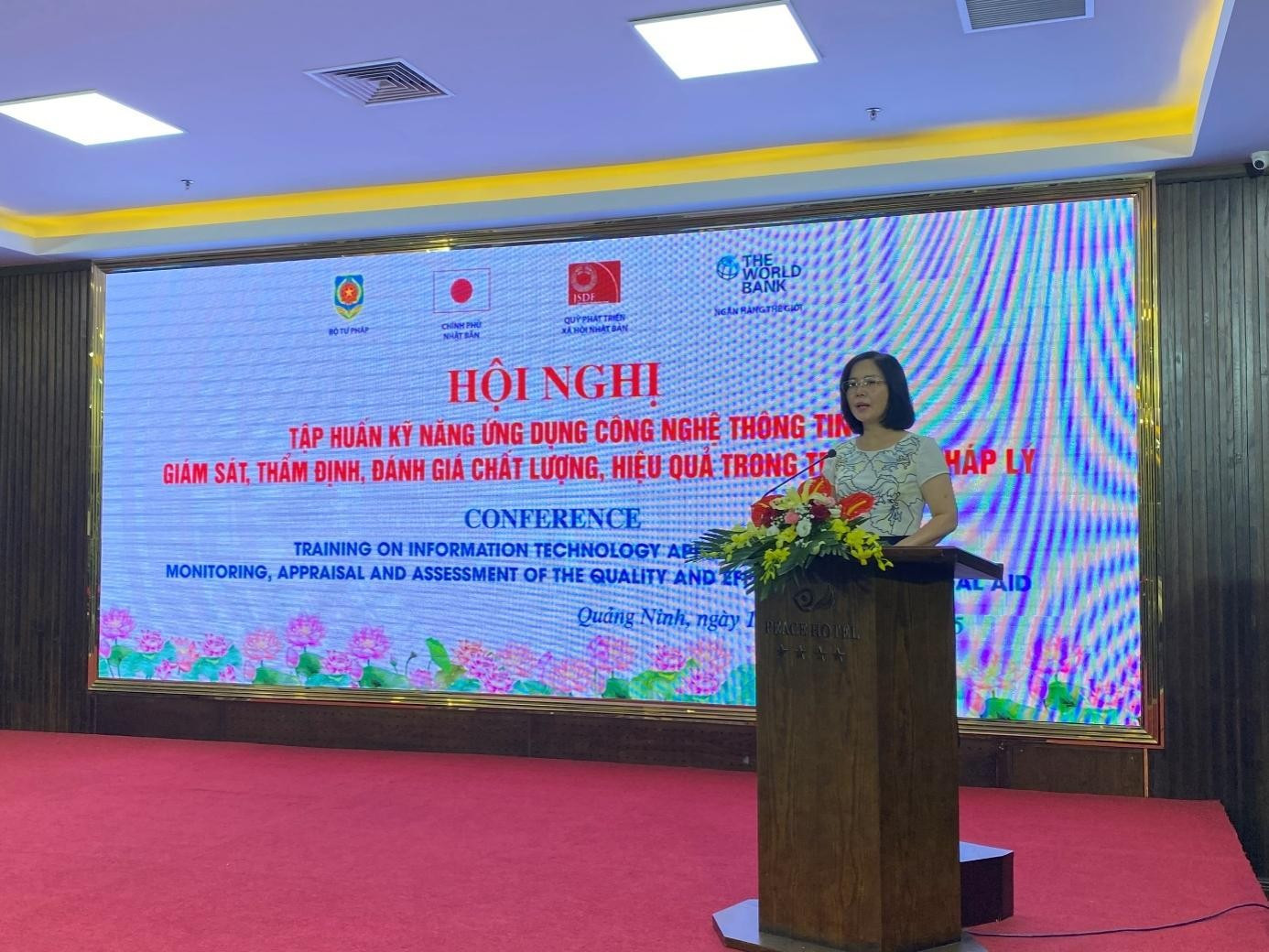 Bà Vũ Thị Hường, Phó Cục trưởng Cục Phổ biến giáo dục pháp luật và Trợ giúp pháp lý (Bộ Tư pháp), phát biểu tại Hội nghị.