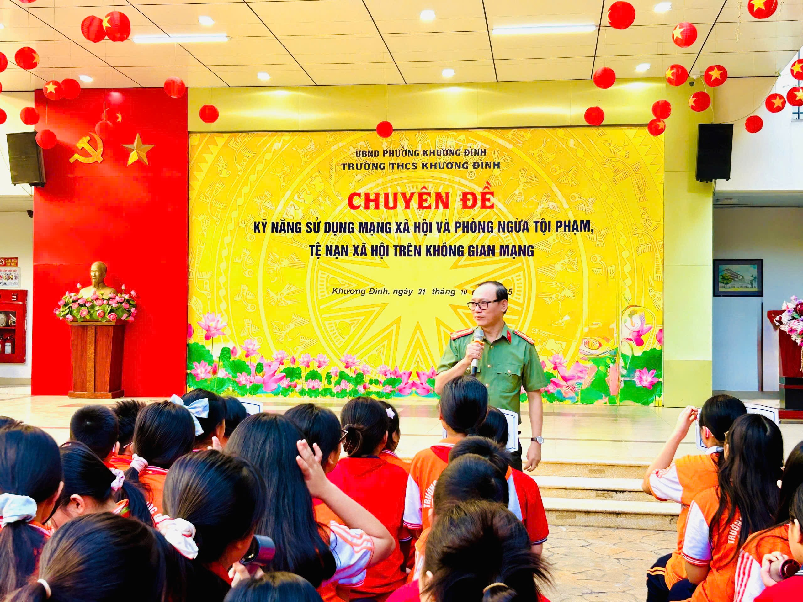 Thượng tá, Tiến sĩ Đào Trung Hiếu – chuyên gia tội phạm học, Bộ Công an báo cáo viên tại Trường THCS Khương Đình.