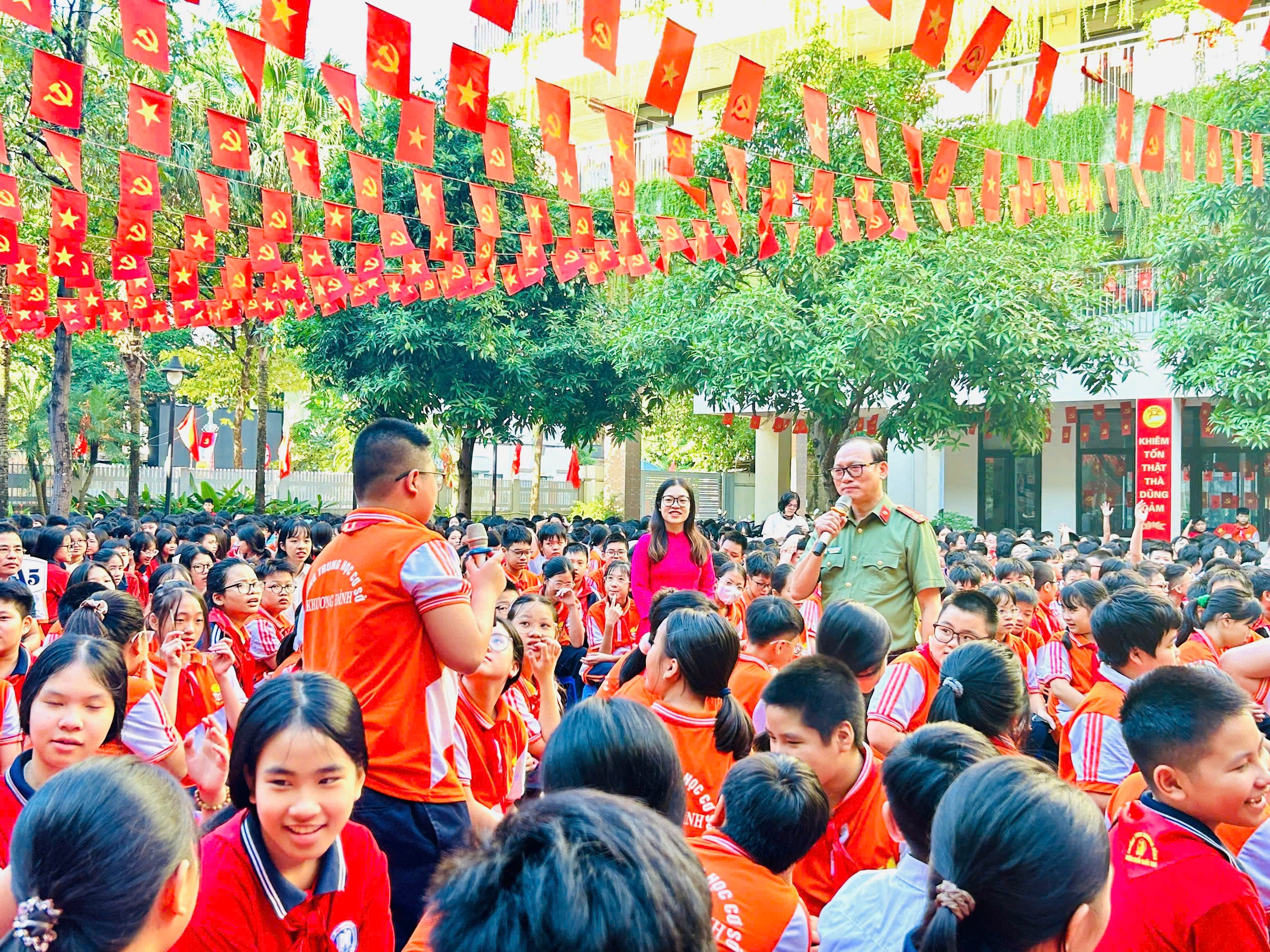 Báo cáo viên giải đáp các câu hỏi của các em học sinh.