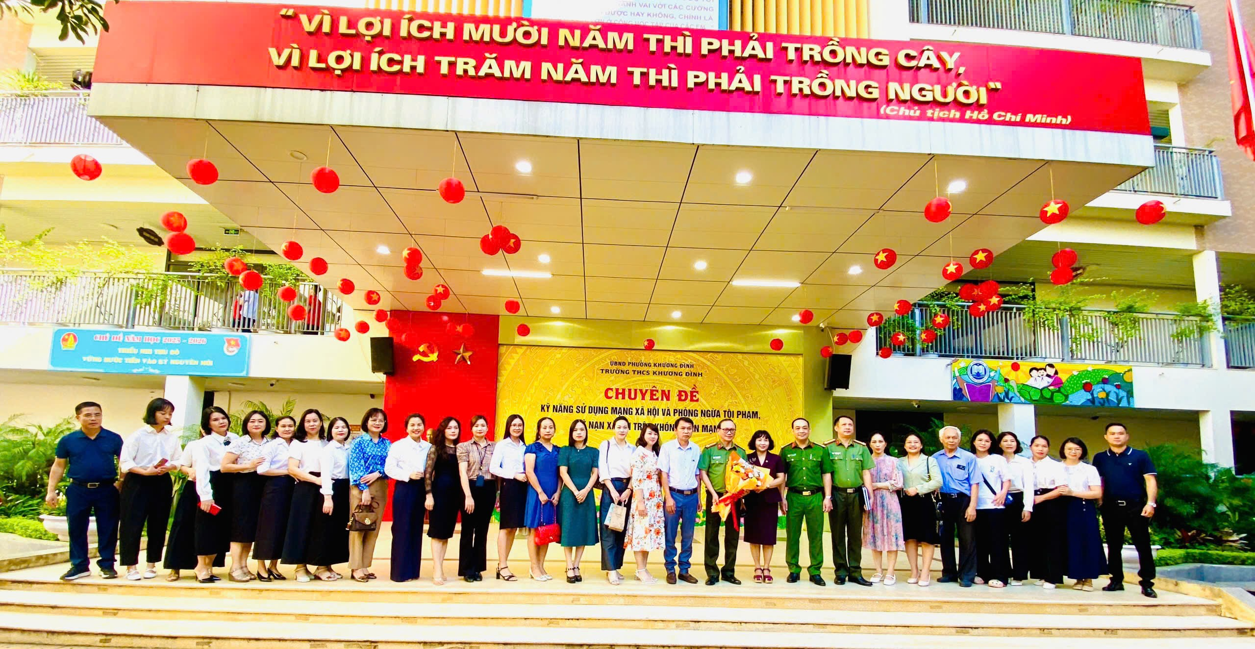 Báo cáo viên – Đại diện Ban chỉ huy Công an phường Khương Đình – Ban giám hiệu nhà trường và đại diện phụ huynh học sinh