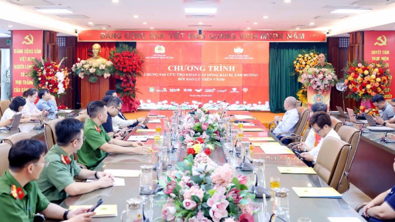 Các đại biểu tham gia lễ ra mắt chương trình cứu trợ trực tuyến trên nền tảng định danh điện tử quốc gia VNeID.