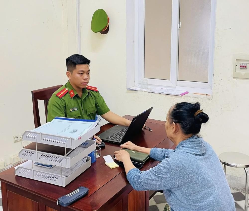 Các đối tượng đã lợi dụng tâm lý lo sợ, yêu cầu bà H. vào phòng kín, không cho ai biết, cắm sạc điện thoại để luôn trong tầm giám sát và bấm vào các đường link lạ.