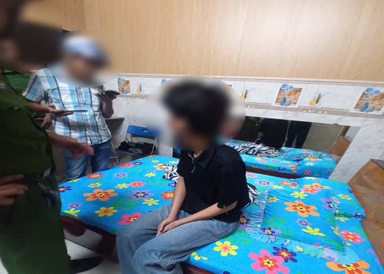 Cháu Q được Công an phường Phú Lợi phát hiện tại một nhà nghỉ trong tình trạng lo lắng, sợ hãi. 