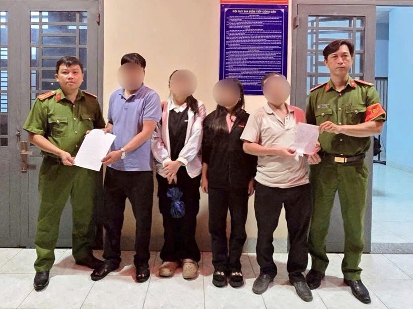 Công an giải cứu thành công 2 nữ sinh và bàn giao cho gia đình. (Ảnh:CA)