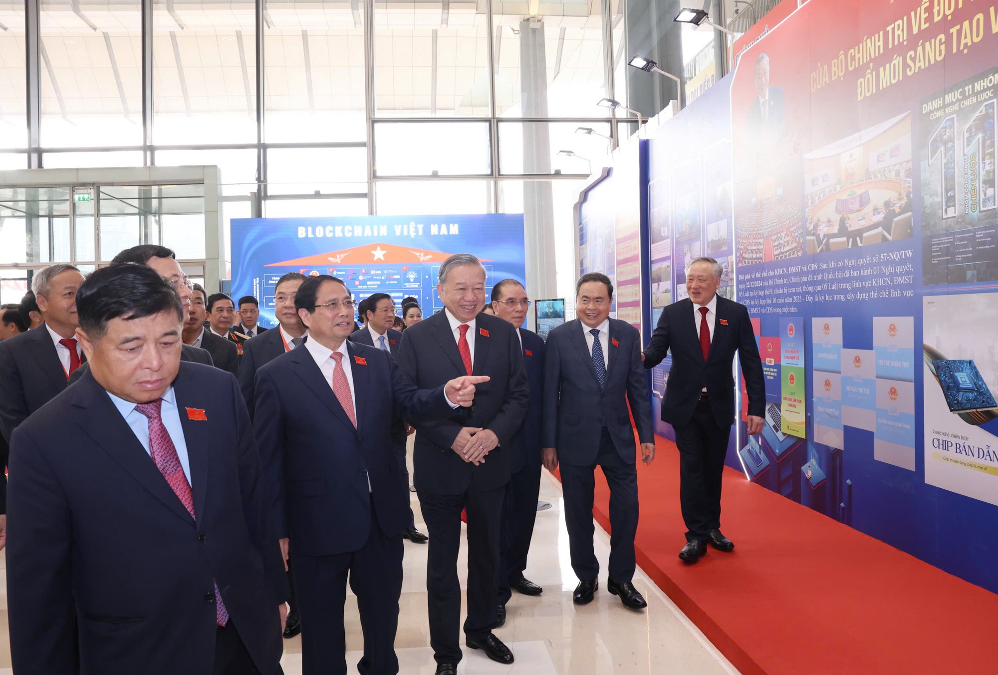 Tổng Bí thư Tô Lâm, Thủ tướng Phạm Minh Chính, Chủ tịch Quốc hội Trần Thanh Mẫn, Phó Thủ tướng Thường trực Chính phủ Nguyễn Hòa Bình, Phó Thủ tướng Nguyễn Chí Dũng tham quan triển lãm chào mừng Đại hội - Ảnh: VGP/Nhật Bắc