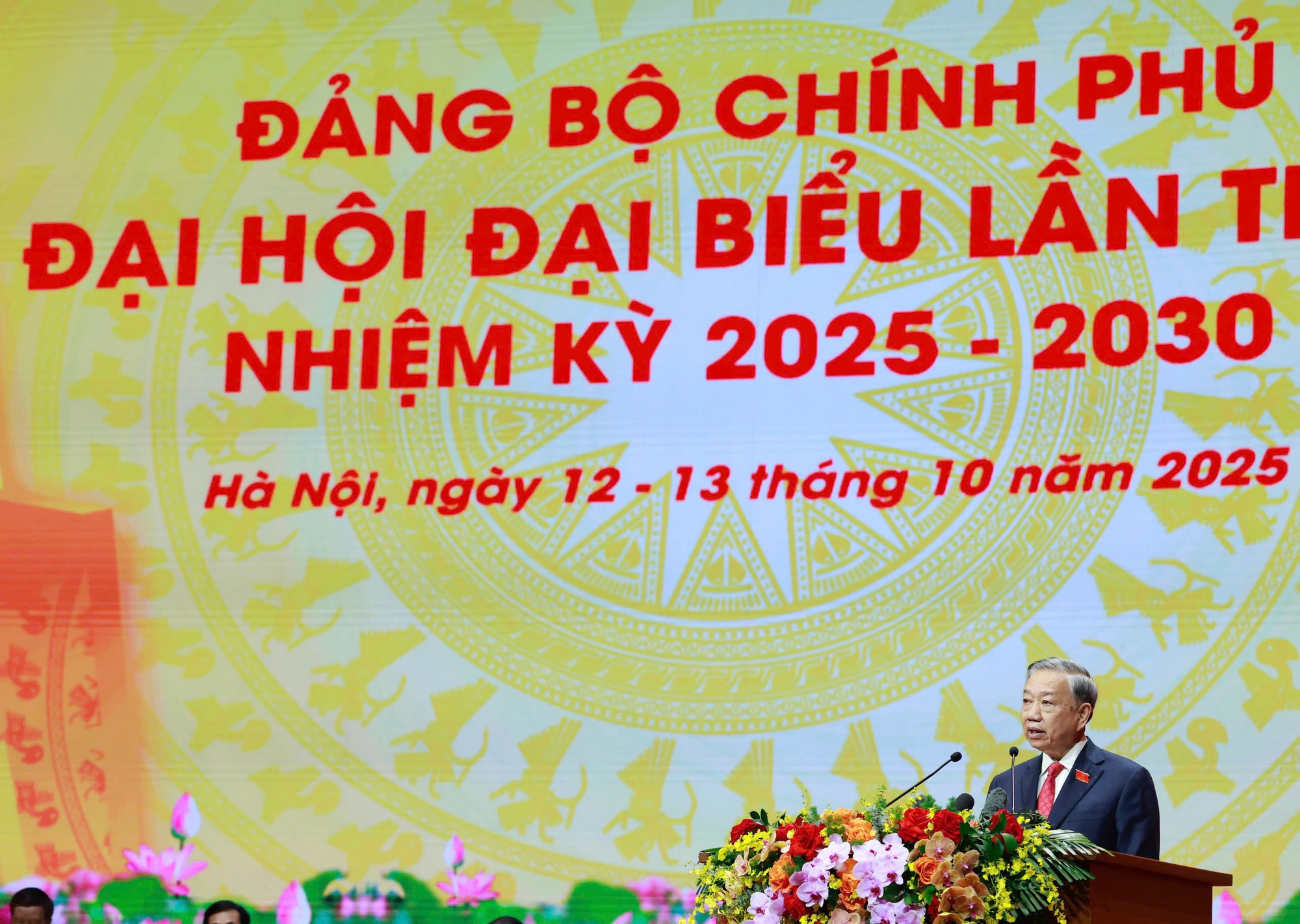 Tổng Bí thư Tô Lâm chỉ rõ, Đảng bộ Chính phủ phải là tấm gương mẫu mực về bản lĩnh chính trị, trí tuệ, đổi mới và đạo đức công vụ; là trung tâm đoàn kết, thống nhất ý chí và hành động trong toàn bộ bộ máy hành chính nhà nước - Ảnh: VGP/Nhật Bắc