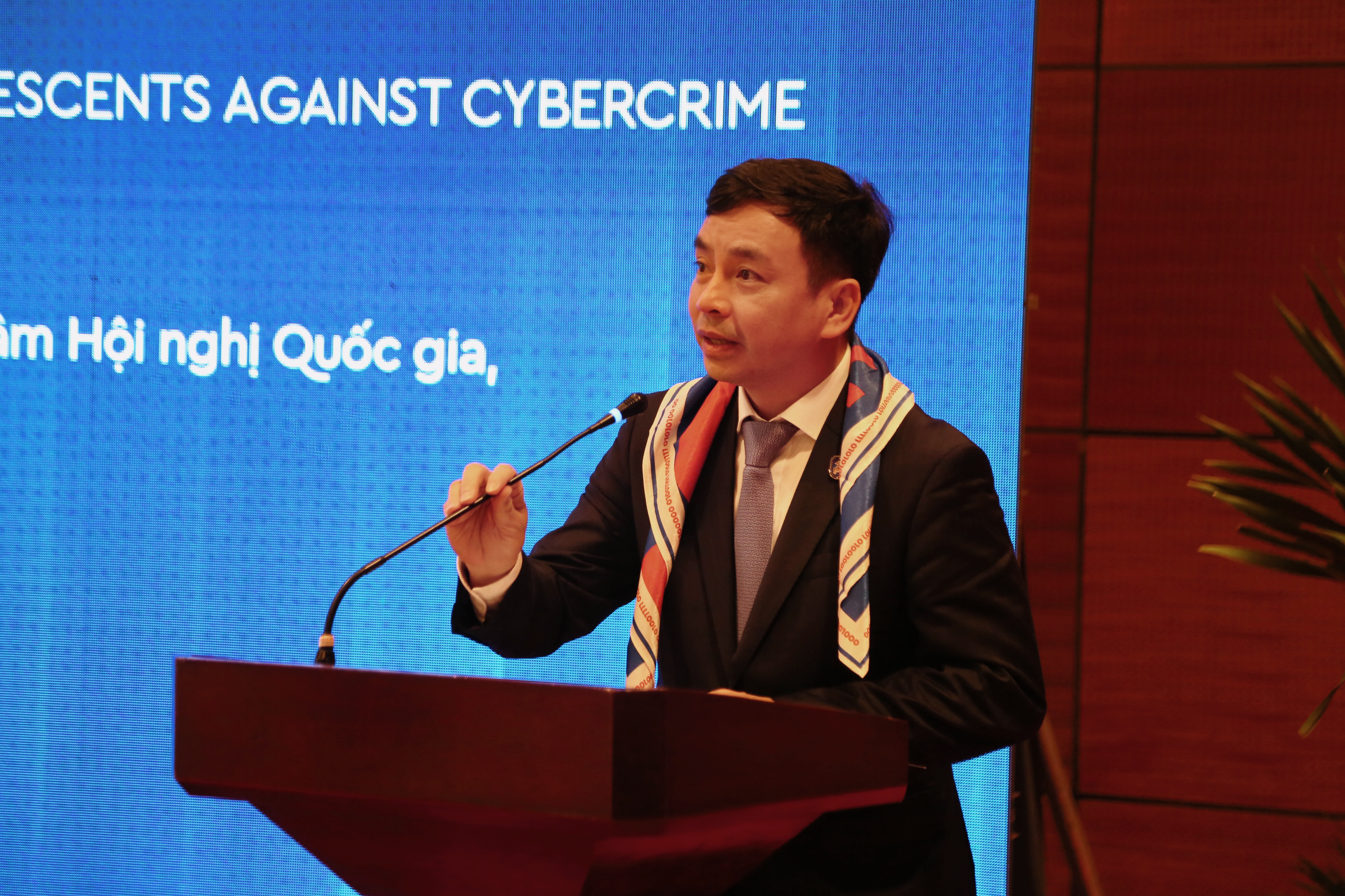 Thiếu tướng Lê Xuân Minh, Cục trưởng Cục An ninh mạng và phòng, chống tội phạm sử dụng công nghệ cao (Bộ Công an) phát biểu tại tọa đàm “Vai trò của nền tảng trực tuyến trong bảo vệ trẻ em và thanh thiếu niên trước tội phạm mạng”.