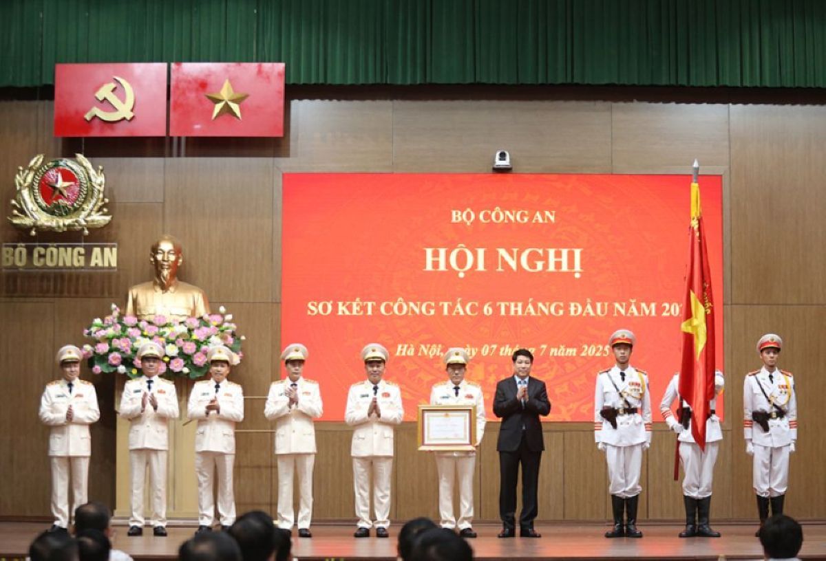 Đồng chí Lương Cường, Uỷ viên Bộ Chính trị, Chủ tịch nước trao Huân chương Lao động hạng Ba tặng tập thể Bộ Công an tại Hội nghị sơ kết công tác Công an 6 tháng đầu năm 2025 (Hà Nội, ngày 7/7/2025).