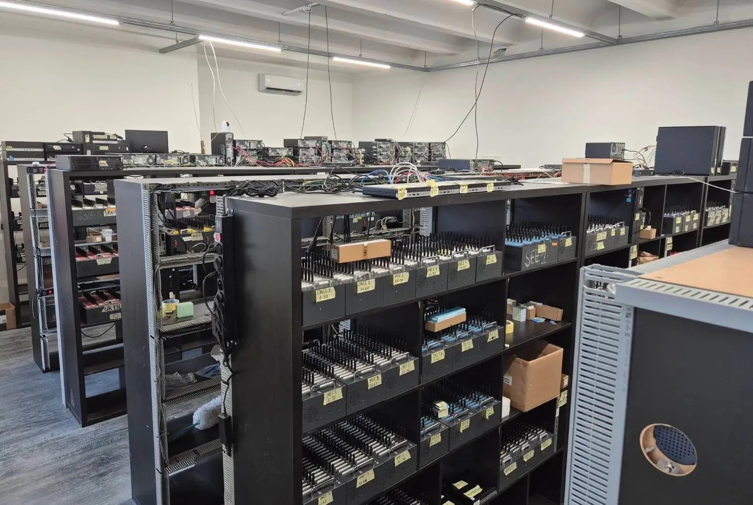 Khu đặt máy chủ SIM-box tại địa điểm truy quét tội phạm. Ảnh Europol