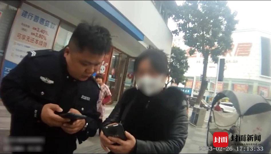 Cảnh sát Trung Quốc hỗ trợ người dân. Ảnh China.News