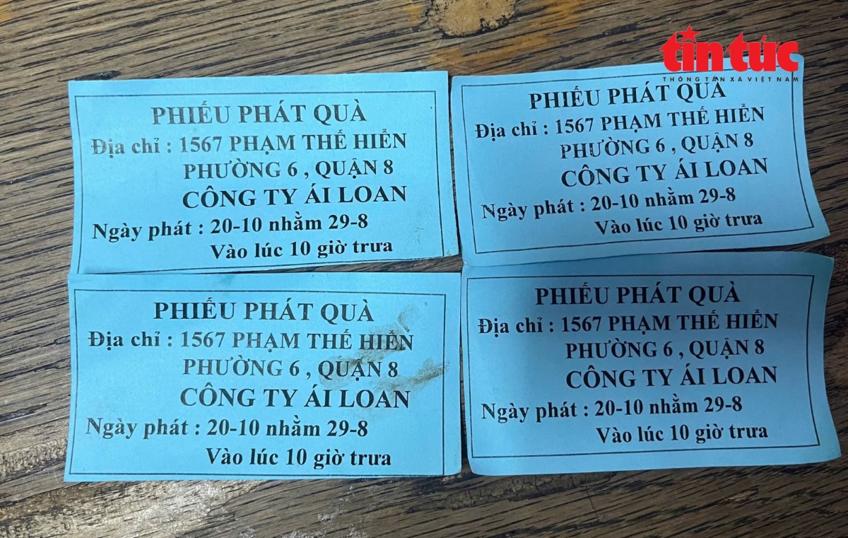 Các đối tượng phát phiếu từ thiện, kèm thời gian và địa điểm cụ thể, đồng thời làm giả tên công ty nhằm chiếm lòng tin của người dân. Ảnh: Báo Tin Tức
