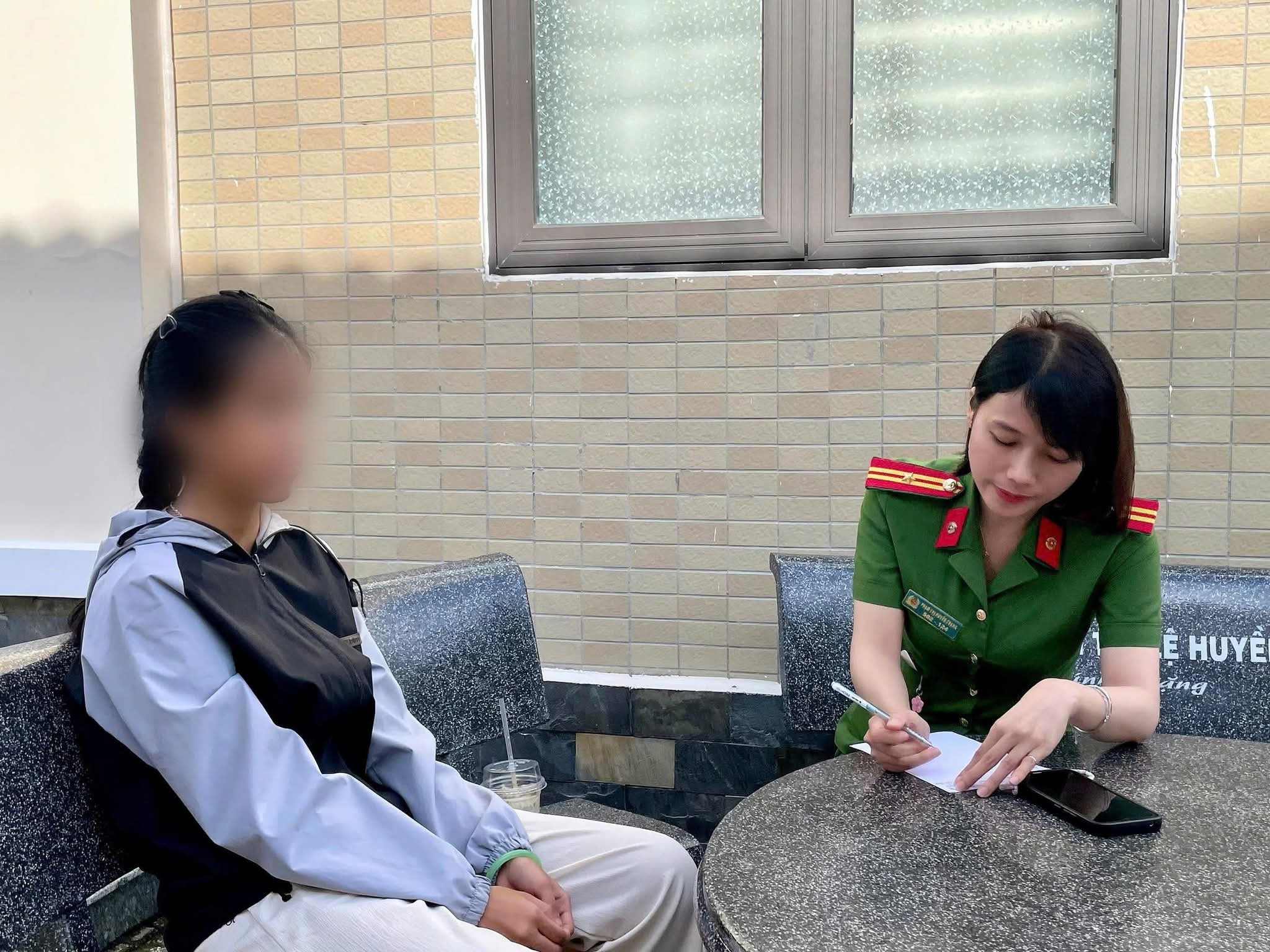 Cán bộ Công an phường Hương Trà làm việc với em L. Ảnh Công an Đà Nẵng