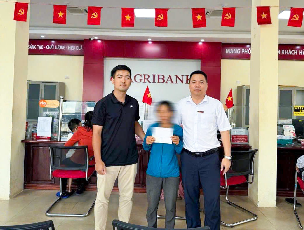 Công an xã Lam Thành và cán bộ ngân hàng Agribank Hưng Nguyên Nam Nghệ An kịp thời ngăn chặn vụ lừa đảo chiếm đoạt tài sản qua mạng. Ảnh: Hải Dương