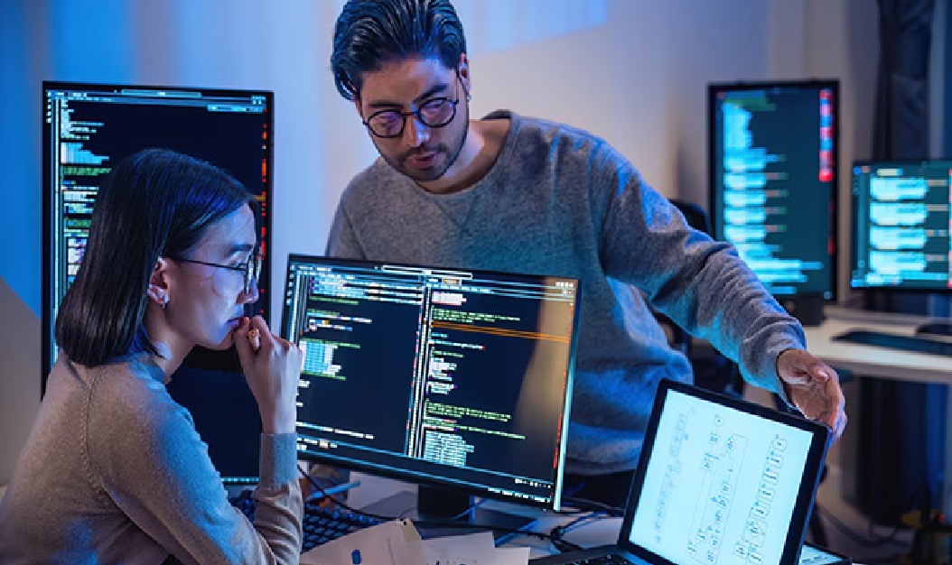 Các chuyên gia nghiên cứu mã độc. Ảnh Gugucul