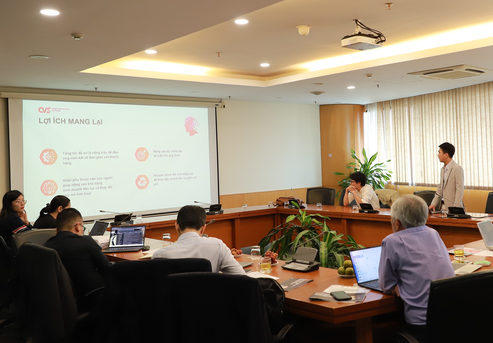 Nhóm tác giả DocBase.ai trình bày trước giám khảo