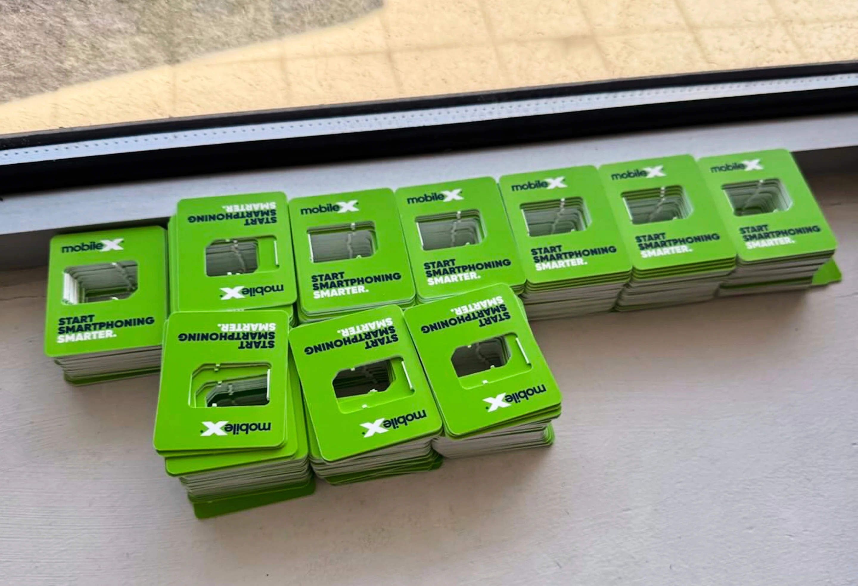 Những chiếc áo SIM MobileX chất thành đống ở trại SIM