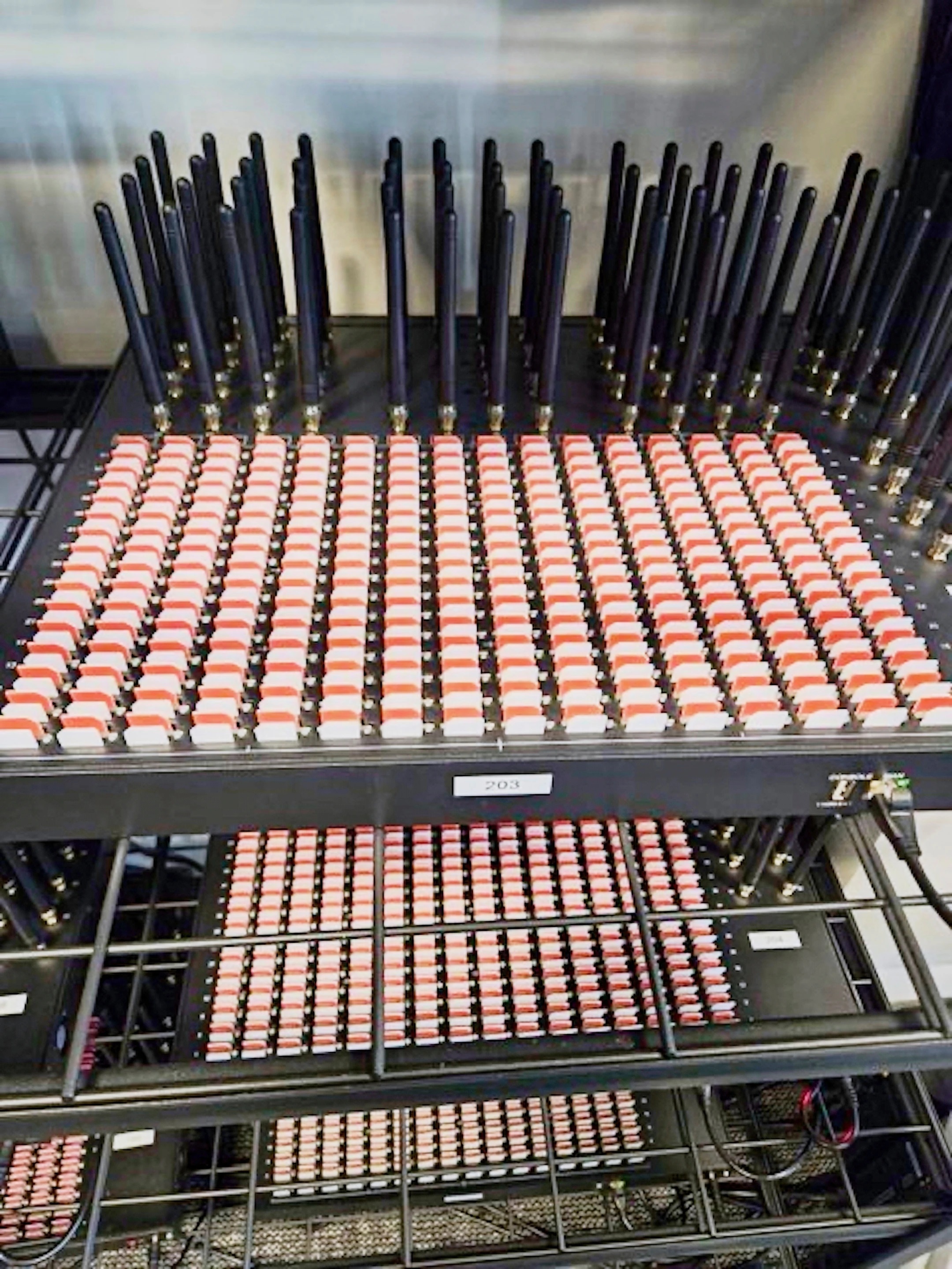 Những chiếc máy chủ gắn đầy thẻ SIM bị cảnh sát Mỹ tịch thu.