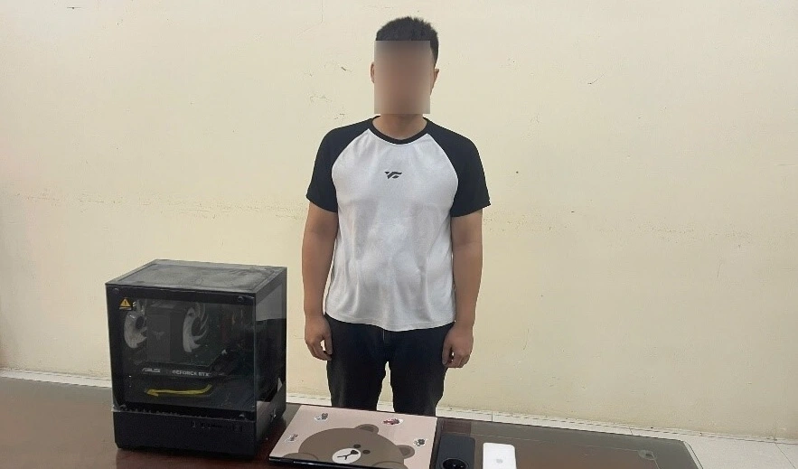 Đối tượng Nguyễn Phúc Tới cùng tang vật (Ảnh: Công an tỉnh Đồng Nai)