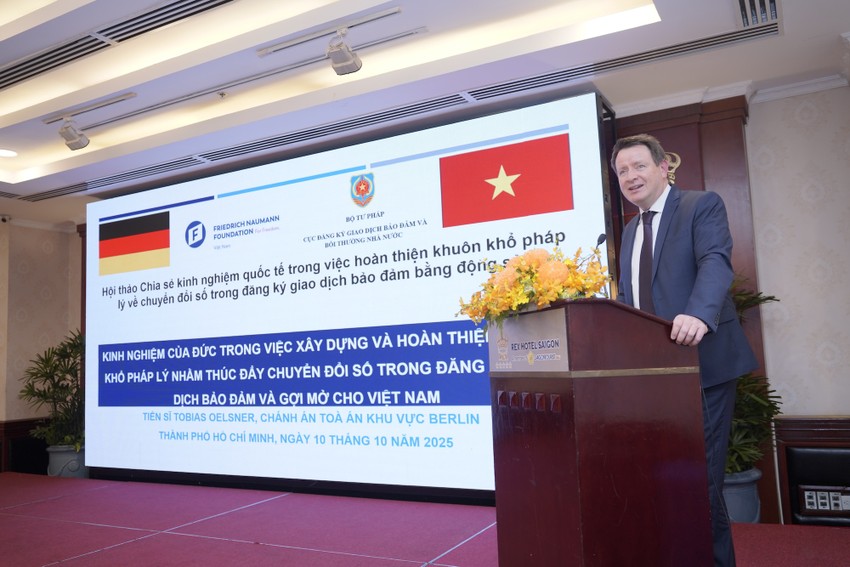 Ông Tobias Oelsner, Chánh án Tòa án khu vực Berlin (CHLB Đức), chia sẻ kinh nghiệm pháp luật Đức về các biện pháp bảo đảm tại Hội thảo.