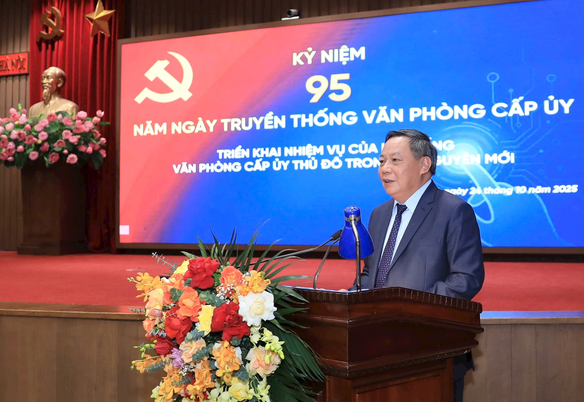 Phó Bí thư Thường trực Thành ủy Hà Nội Nguyễn Văn Phong phát biểu chỉ đạo tại hội nghị.