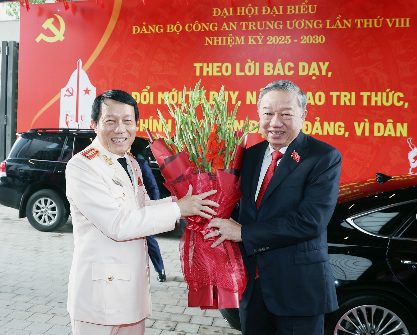 Đồng chí Đại tướng Tô Lâm, Tổng Bí thư Ban Chấp hành Trung ương Đảng Cộng sản Việt Nam, dự và nhận hoa chúc mừng tại Đại hội đại biểu Đảng bộ Công an Trung ương lần thứ VIII, nhiệm kỳ 2025 – 2030.