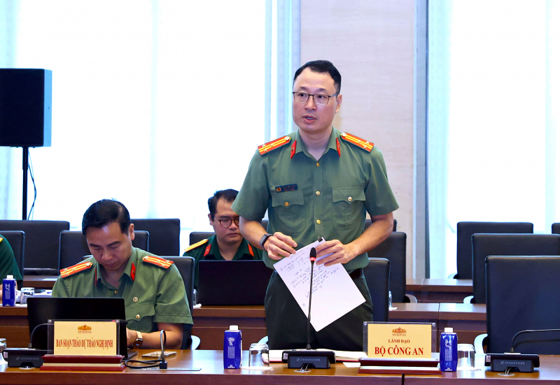 Thượng tá Triệu Mạnh Tùng trình bày tờ trình tại phiên họp. Ảnh: Cổng thông tin điện tử Bộ Công an.
