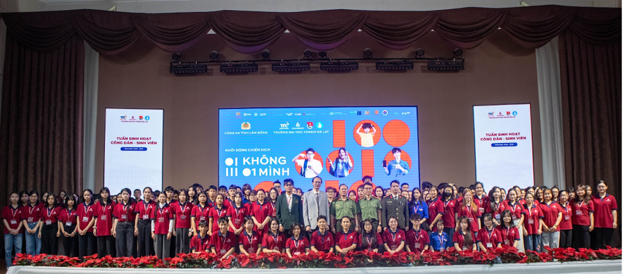 Ban Giám hiệu, giảng viên, sinh viên Trường Đại học Yersin Đà Lạt và báo cáo viên Công an tỉnh Lâm Đồng chụp ảnh lưu niệm.