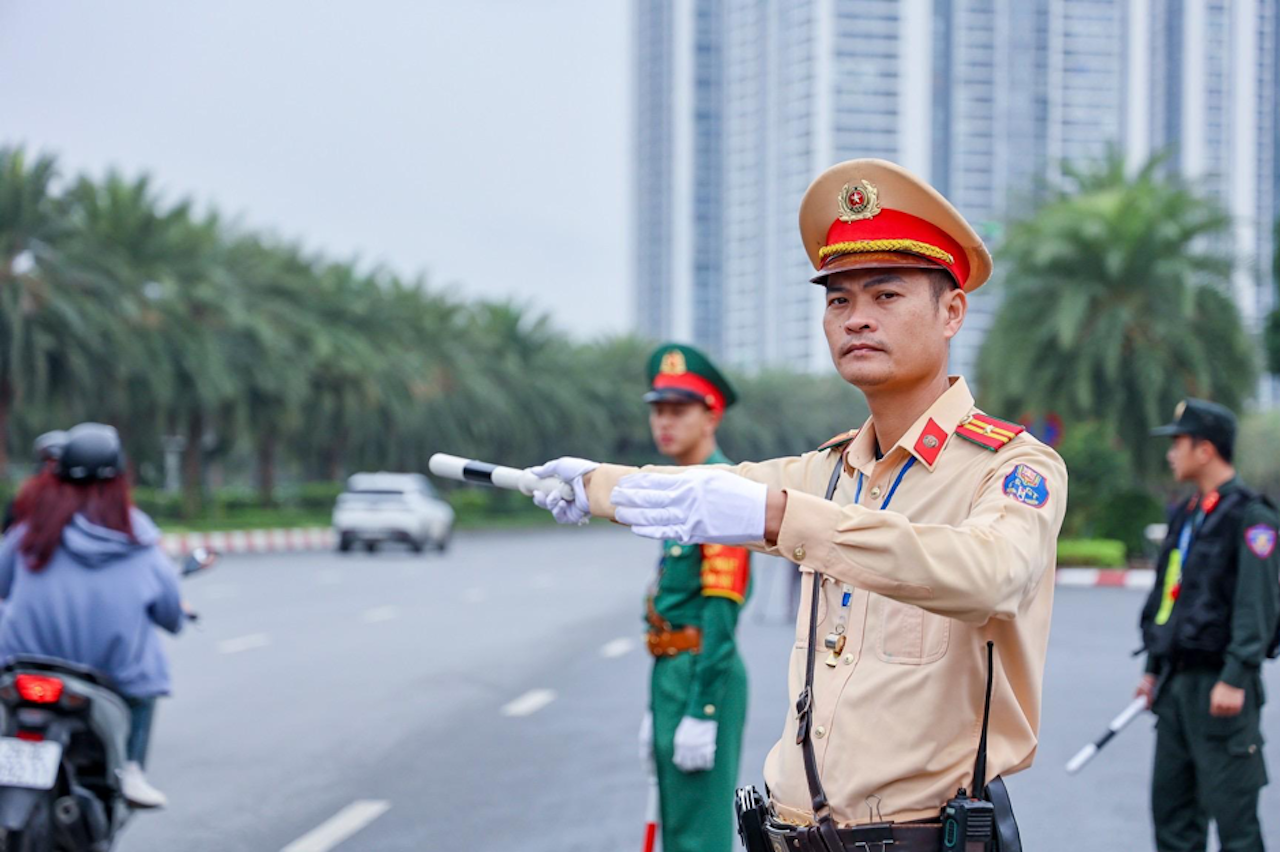 Lực lượng CSGT bảo đảm TTATGT tại Trung tâm hội nghị Quốc gia.