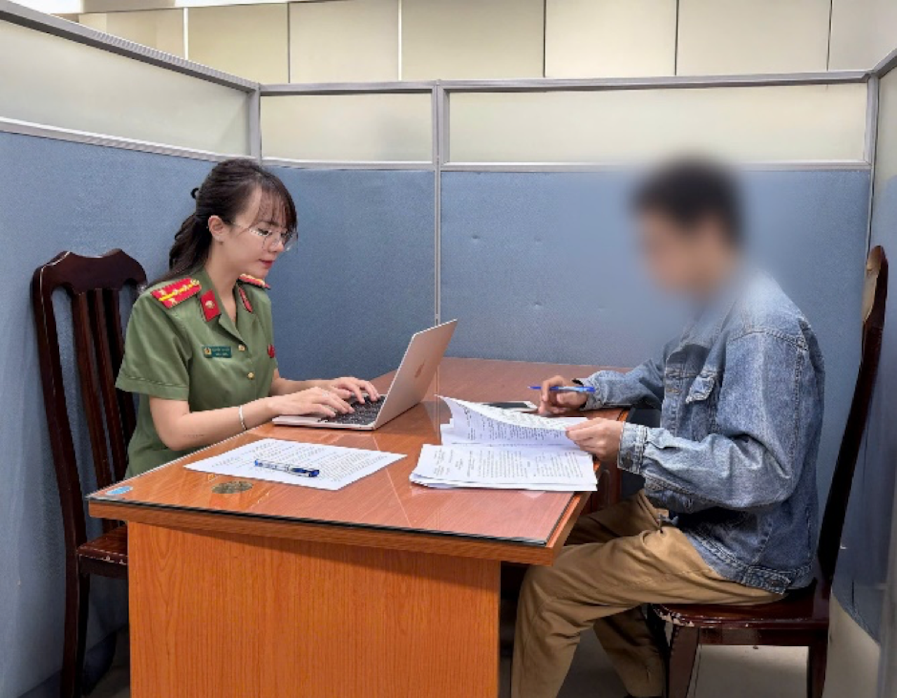 Cơ quan Công an làm việc với trường hợp vi phạm.