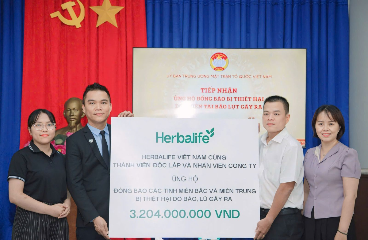 Đại diện Herbalife Việt Nam Ông Nguyễn Thành Đạt- Giám Đốc Truyền Thông trao tiếp nhận ủng hộ cho Ông Nguyễn Hải Nam