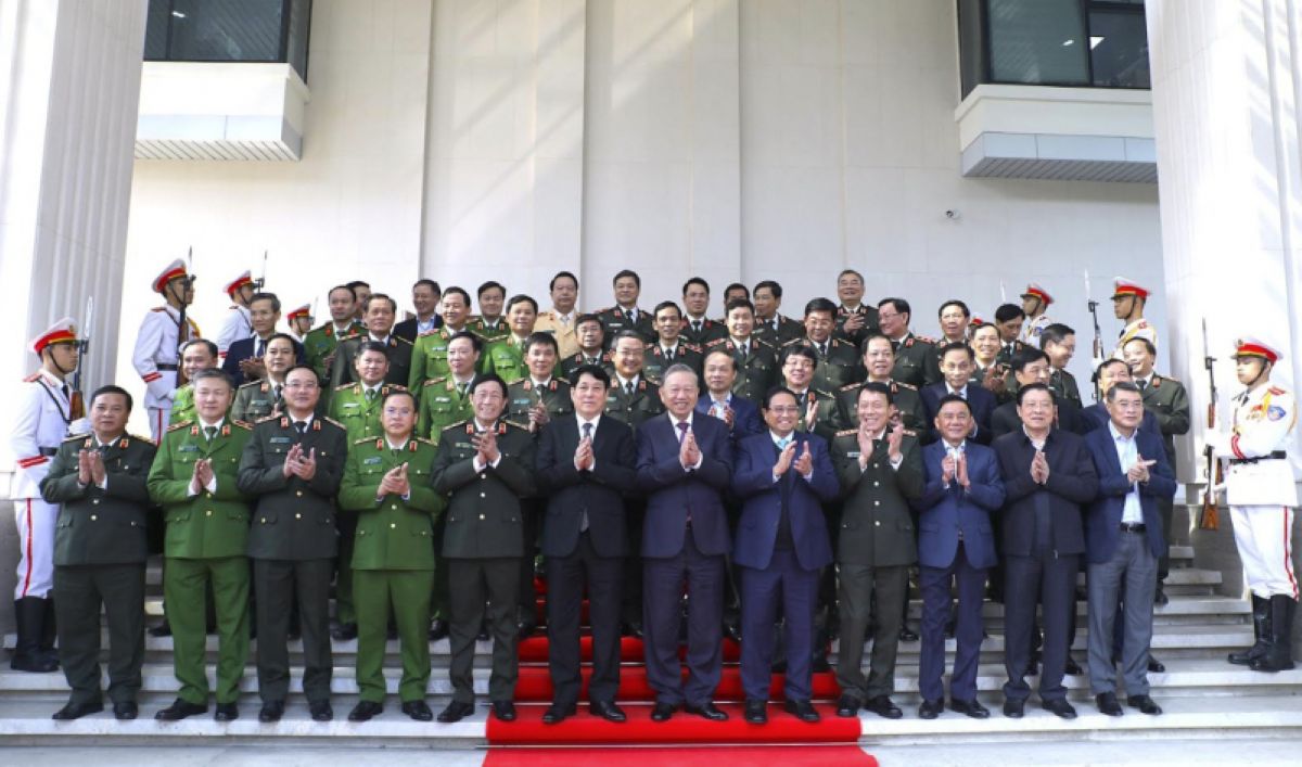 Tổng Bí thư Tô Lâm, Chủ tịch nước Lương Cường, Thủ tướng Chính phủ Phạm Minh Chính với các đại biểu dự Hội nghị Đảng uỷ Công an Trung ương năm 2024 (Hà Nội, ngày 17/12/2024).