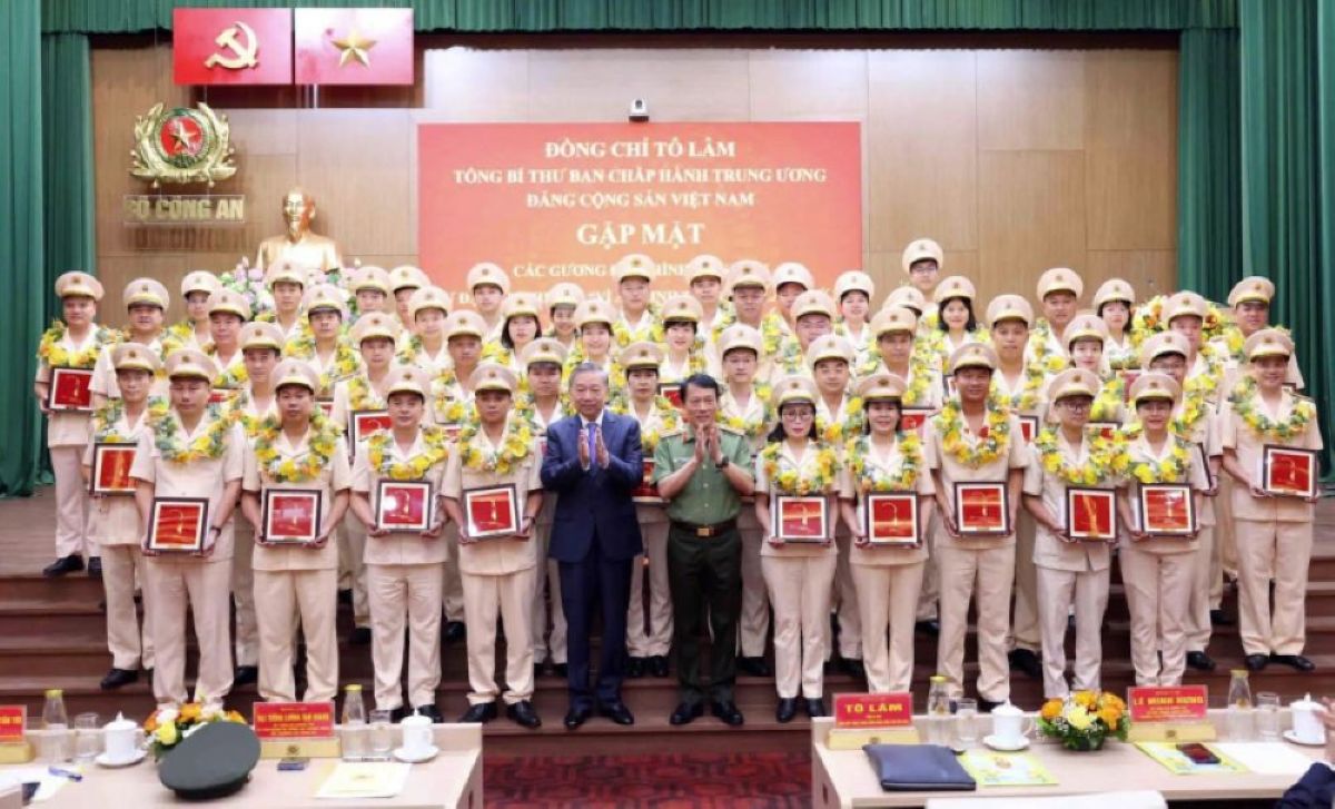 Tổng Bí thư Tô Lâm, Bộ trưởng Lương Tam Quang với các đại biểu dự buổi gặp mặt của đồng chí Tổng Bí thư với các gương điển hình tiên tiến dự Đại hội thi đua “Vì an ninh Tổ quốc” lần thứ IX  (Hà Nội, ngày 4/8/2025).