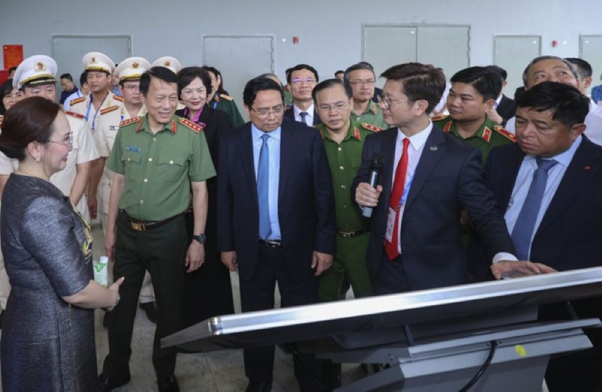 Thủ tướng Phạm Minh Chính, Bộ trưởng Lương Tam Quang và các đại biểu nghe giới thiệu về 21 nền tảng, sản phẩm số, tiện ích cốt lõi được phát triển để hướng tới xây dựng hệ sinh thái số quốc gia từ dữ liệu tập trung ngày 18/8/2025.