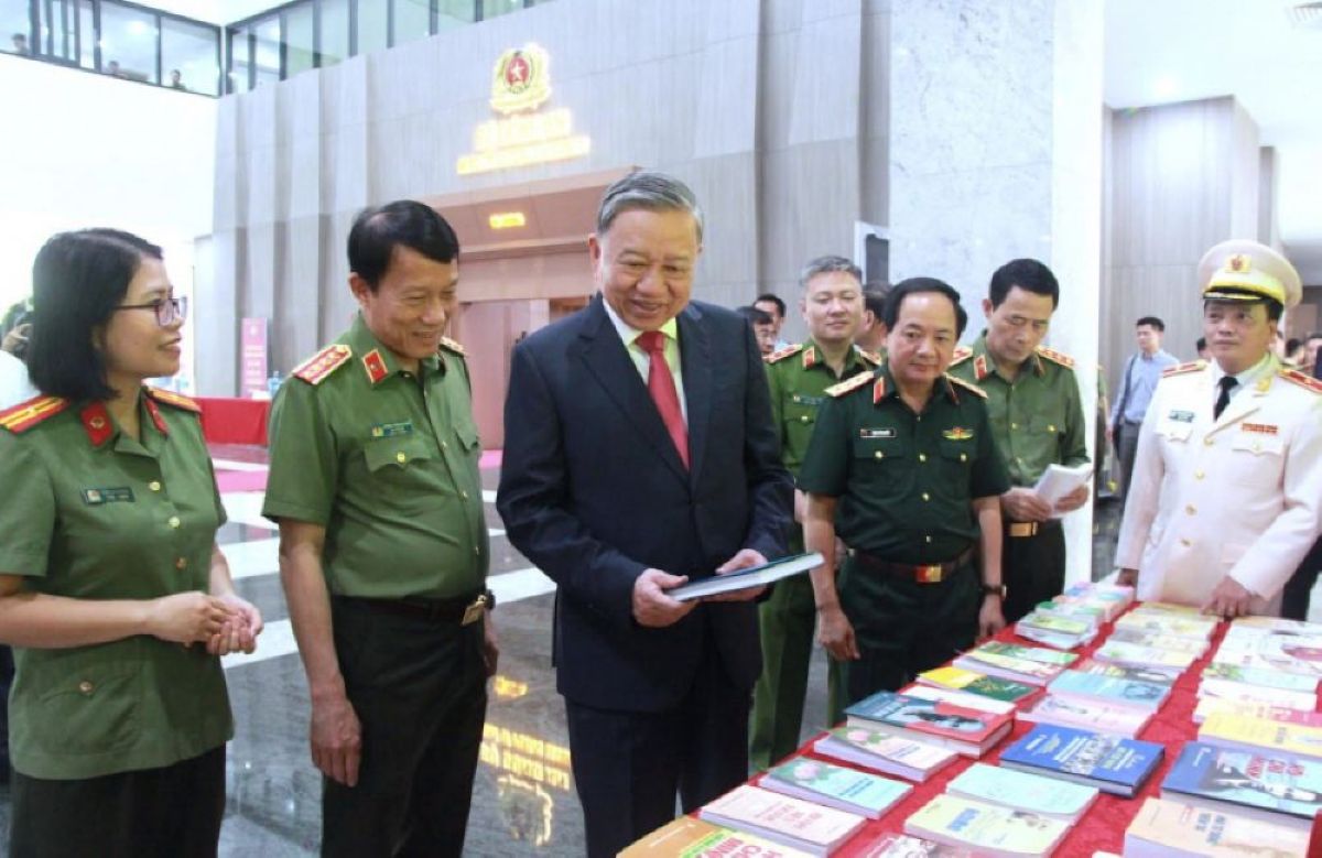 Tổng Bí thư Tô Lâm với các đại biểu tham quan triển lãm sách bên lề Hội nghị tổng kết 10 năm thực hiện Chỉ thị số 05 ngày 15/5/2016 của Bộ Chính trị về đẩy mạnh học tập và làm theo tư tưởng, đạo đức, phong cách Hồ Chí Minh (Hà Nội, ngày 19/5/2025). 