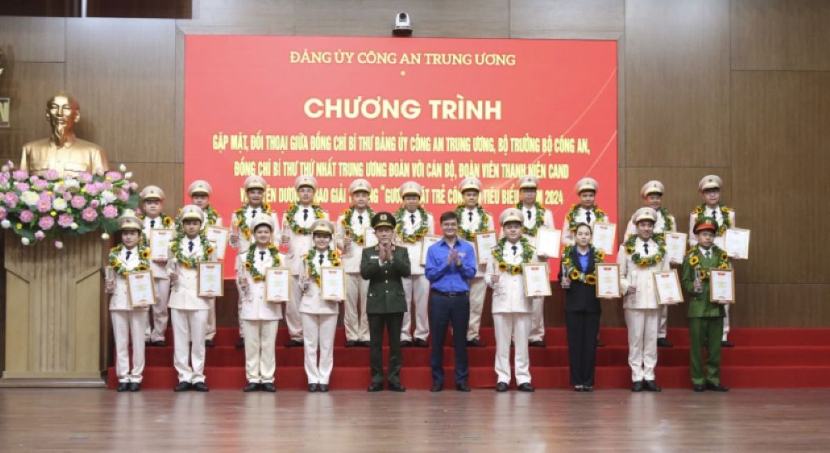 Đại tướng Lương Tam Quang, Uỷ viên Bộ Chính trị, Bộ trưởng Bộ Công an và đồng chí Bùi Quang Huy, Uỷ viên Dự khuyết Trung ương Đảng, Bí thư Thứ nhất Trung ương Đoàn TNCS Hồ Chí Minh trao Chứng nhận và biểu trưng tặng các Gương mặt trẻ Công an tiêu biểu năm 2024 tại chương trình gặp mặt, đối thoại giữa đồng chí Bí thư Đảng ủy Công an Trung ương, Bộ trưởng Bộ Công an, đồng chí Bí thư Thứ nhất Trung ương Đoàn với cán bộ Đoàn, đoàn viên thanh niên CAND (Hà Nội, ngày 25/3/2025).