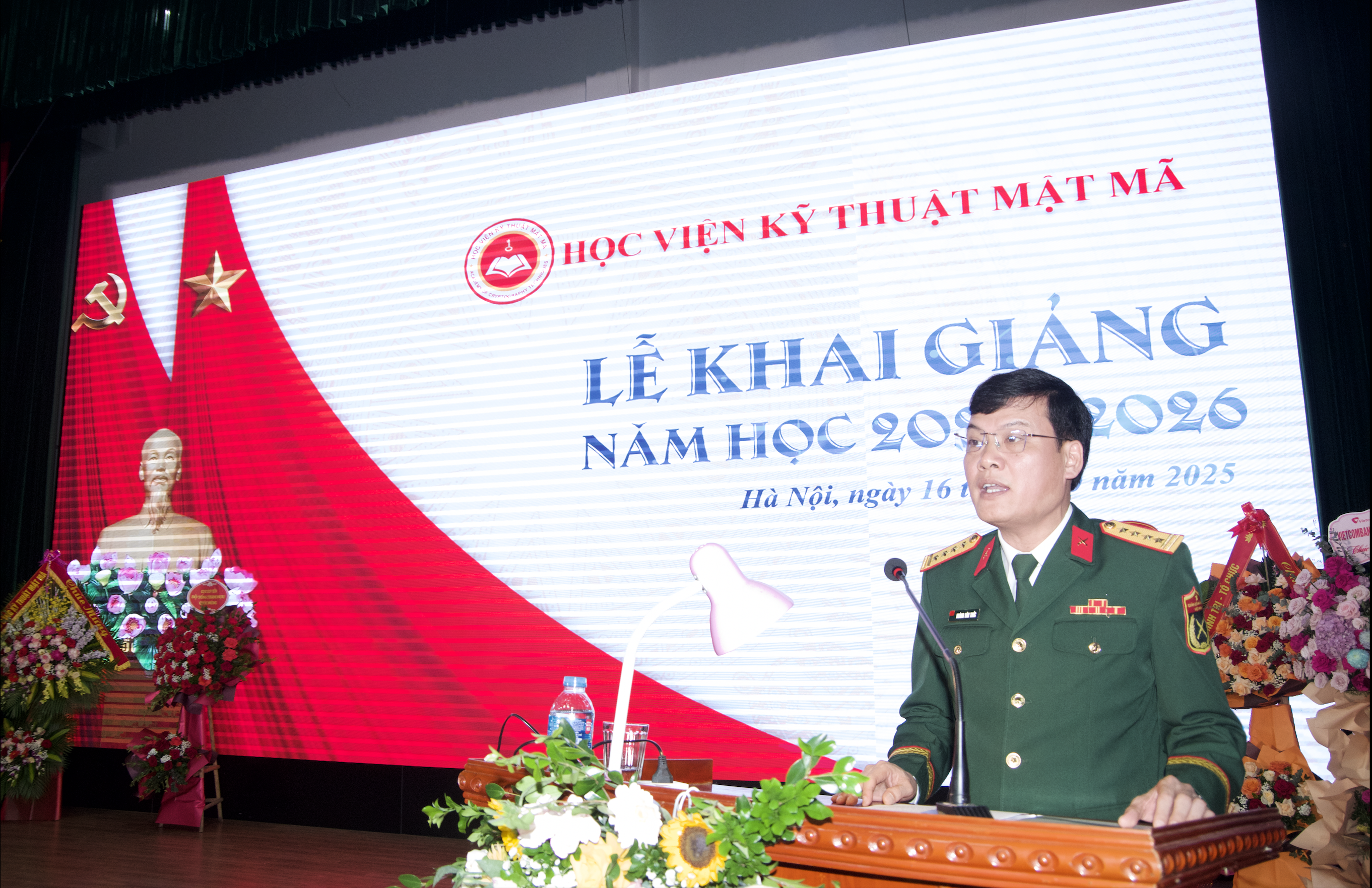 Đại tá, TS. Hoàng Văn Thức - Giám đốc Học viện đọc Diễn văn khai giảng.