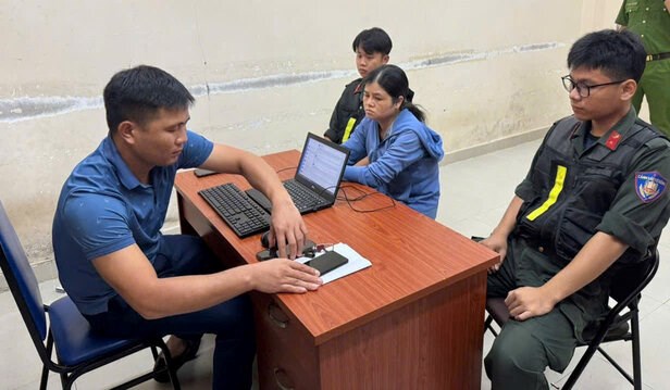 Đối tượng Nguyễn Thị Hoa Hường tại cơ quan công an. Ảnh: Công an Sơn La