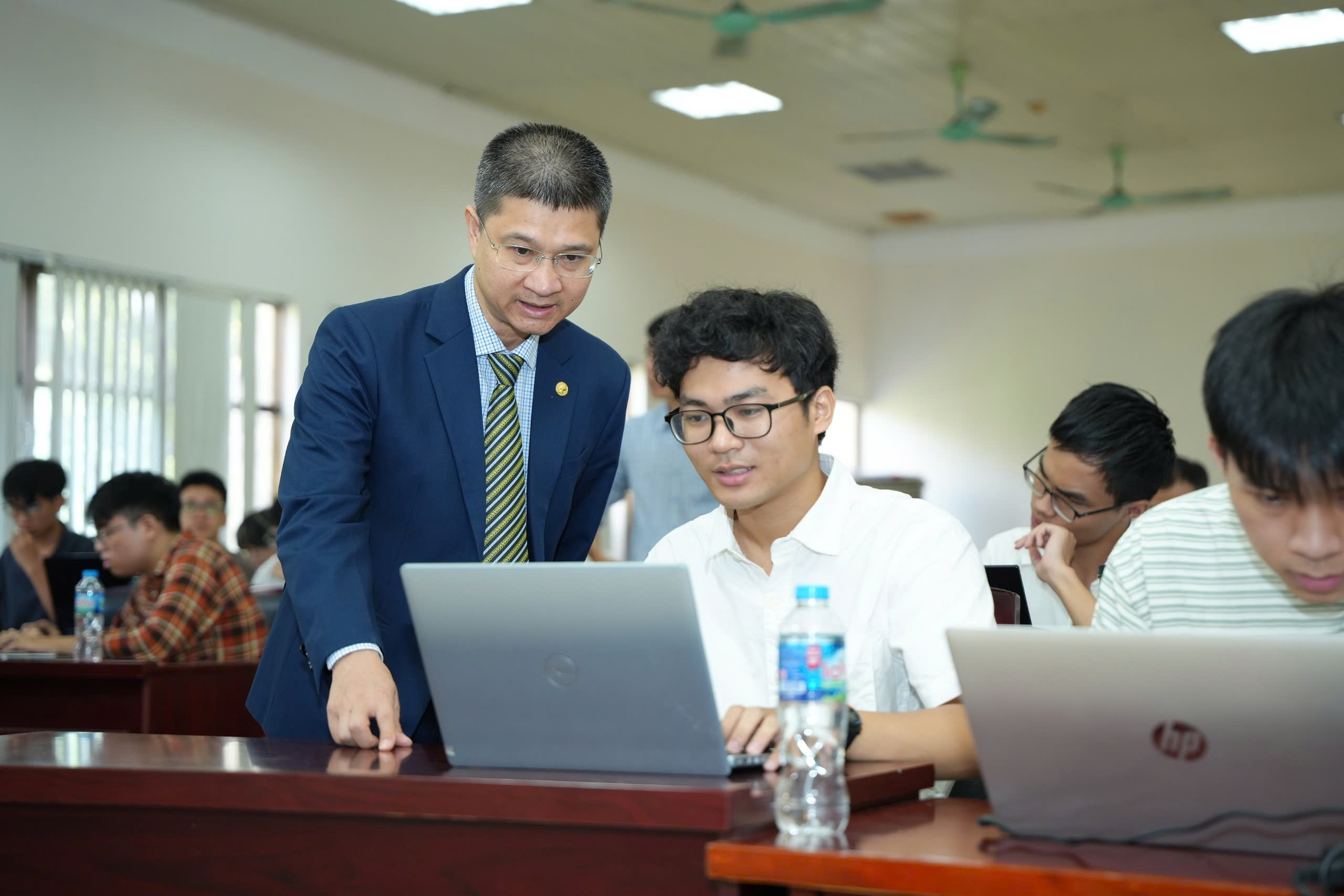 Tại Điểm thi online tại trường Đại học Khoa học và Công nghệ Hà Nội